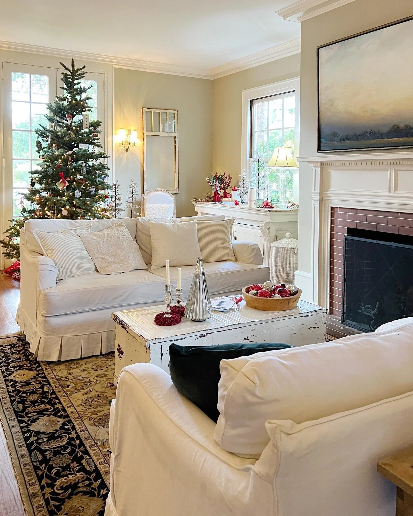 2. Vintage Cottage Elegance in Cream and Red (Christmas Living Room Decor Ideas)
