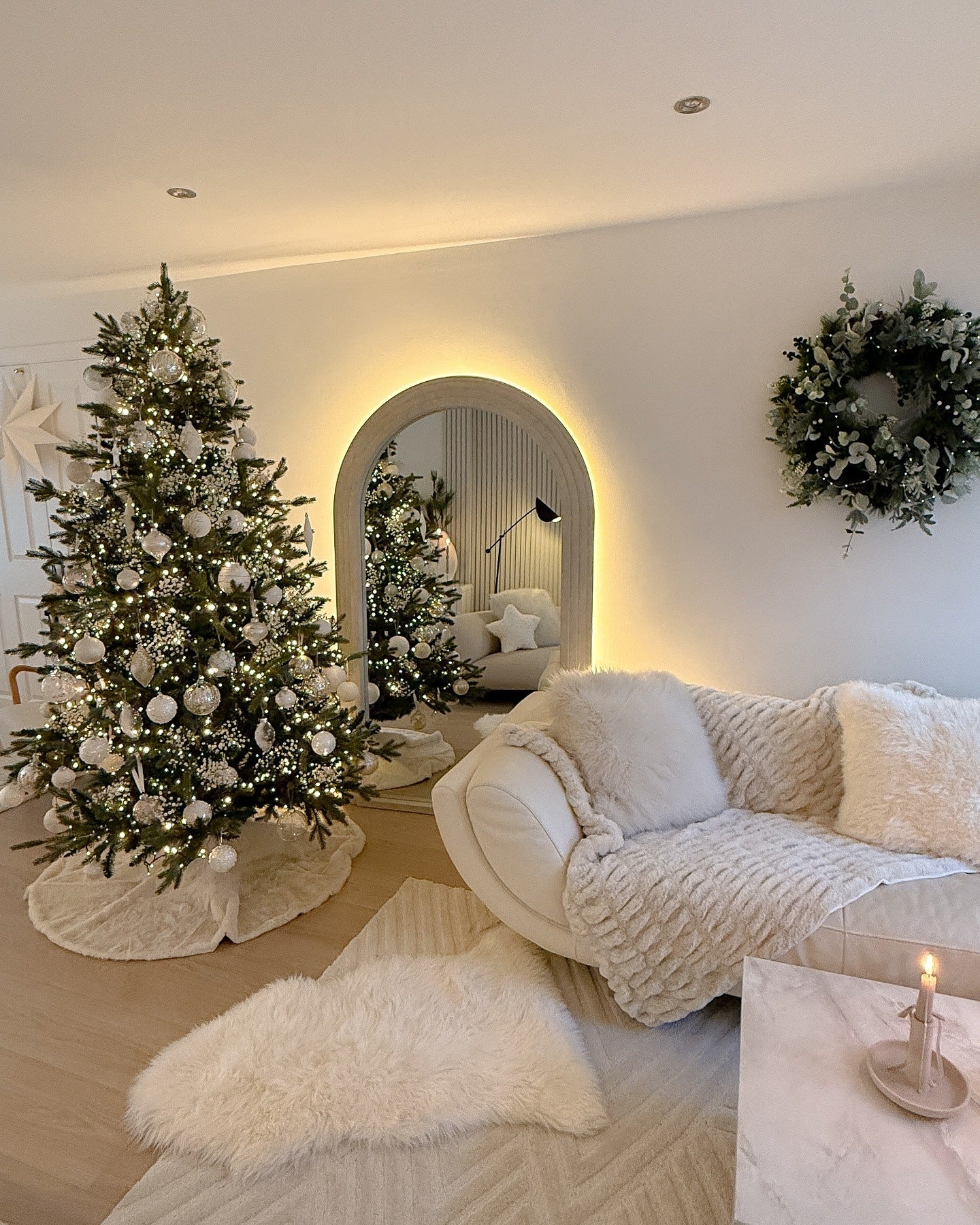 8. Soft Neutrals and Sparkle in a Contemporary Setting (Christmas Living Room Decor Ideas)
