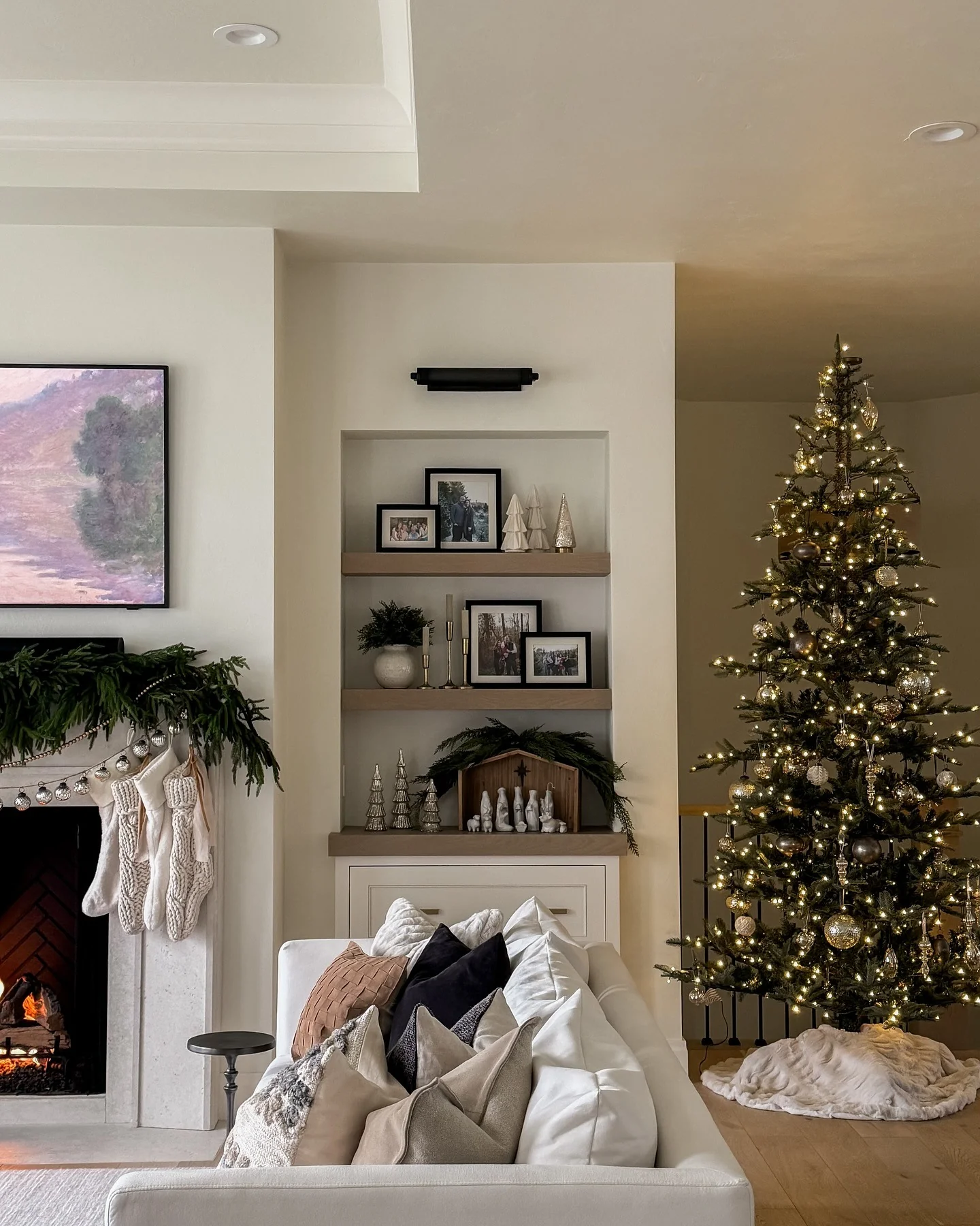 10. Understated Christmas Classic with Neutral Layers (Christmas Living Room Decor Ideas)