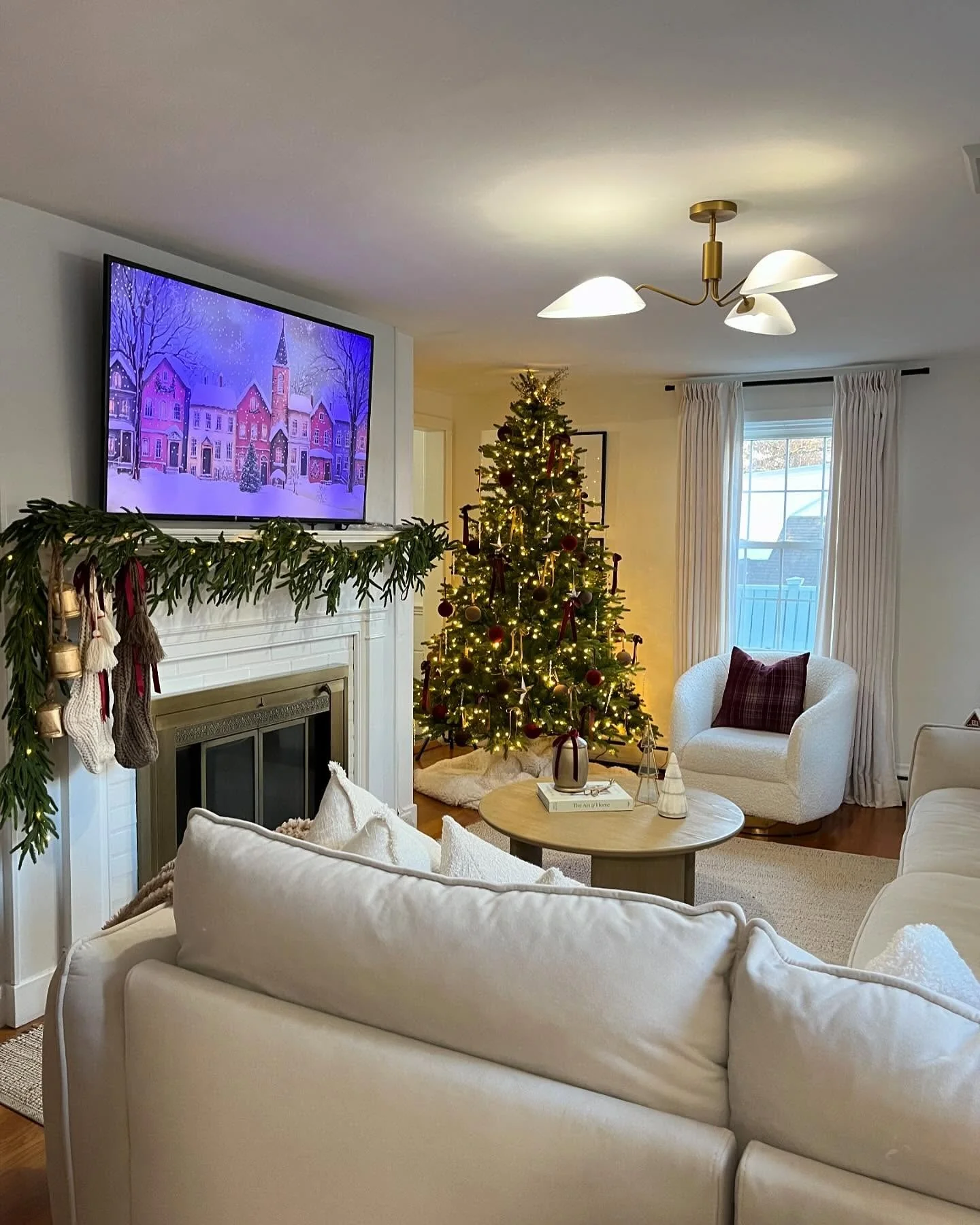 14. Traditional Red and Green with Cozy Neutrals (Christmas Living Room Decor Ideas)