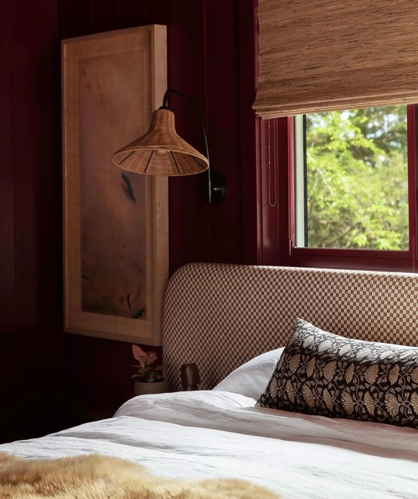 12. Natural Texture with a Rich Backdrop (Burgundy Bedroom Ideas)