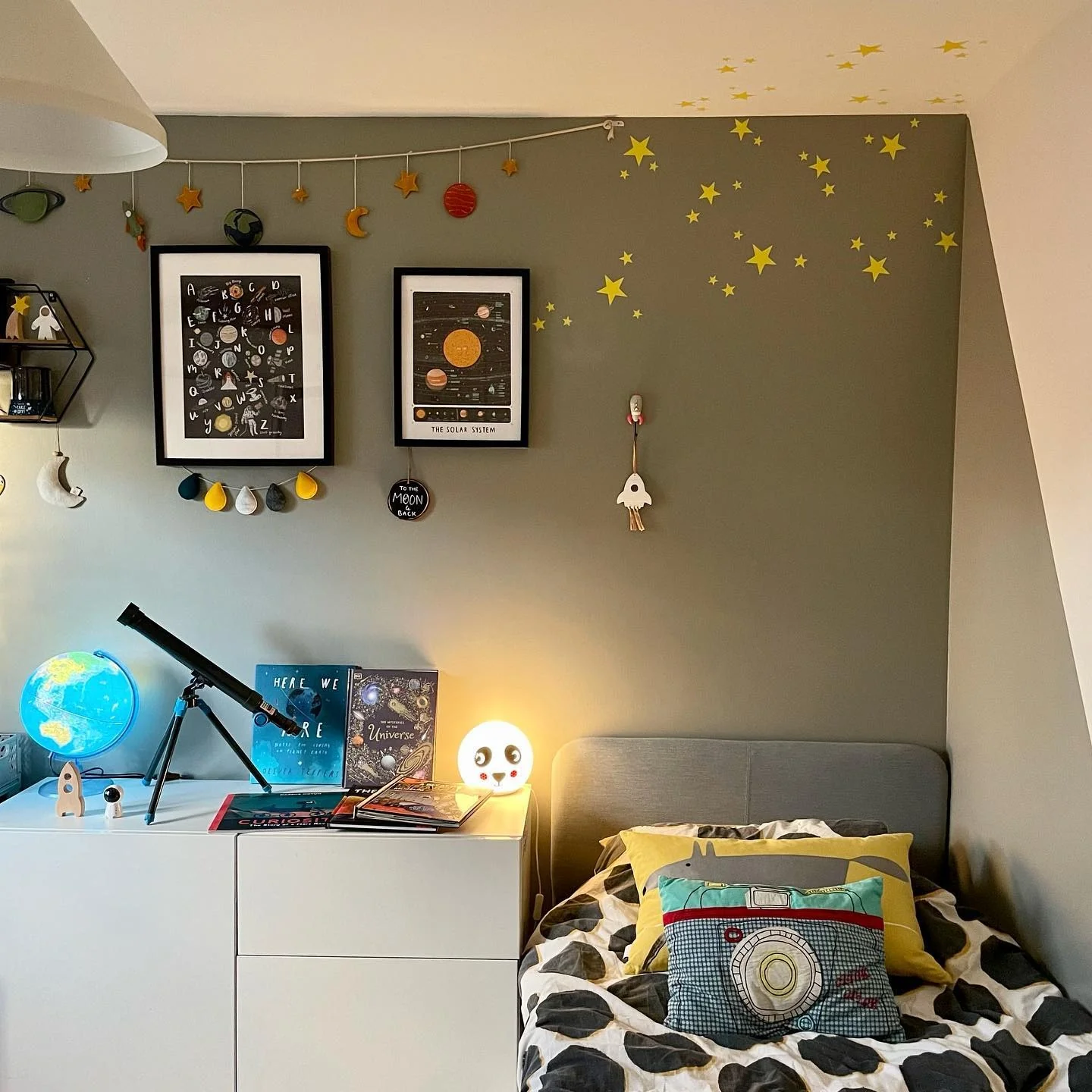 7. Solar System Study Nook (Space Bedroom Ideas)
