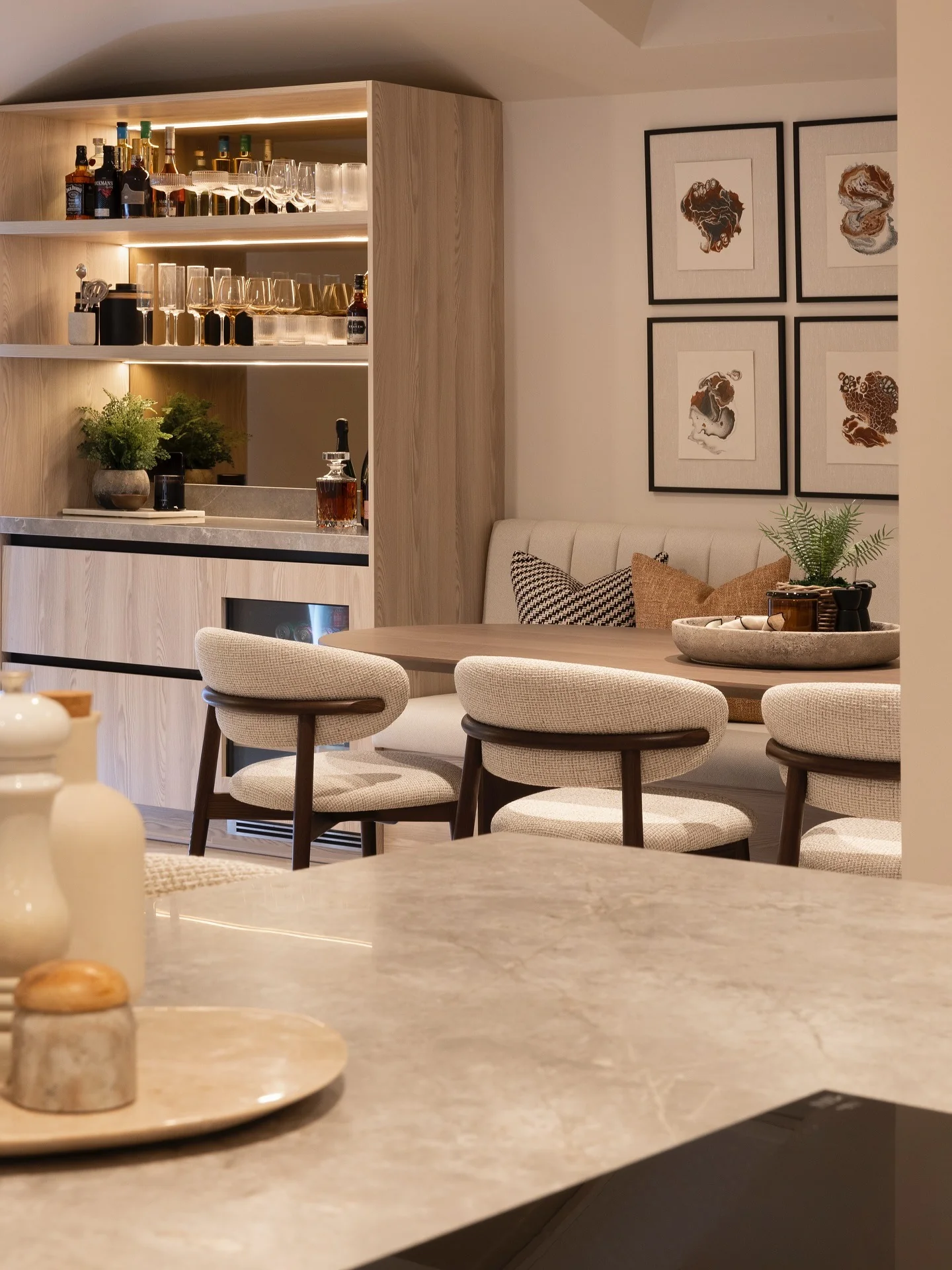 12. Cozy Modern Bar Nook with Earthy Neutrals (Living Room and Kitchen Ideas)