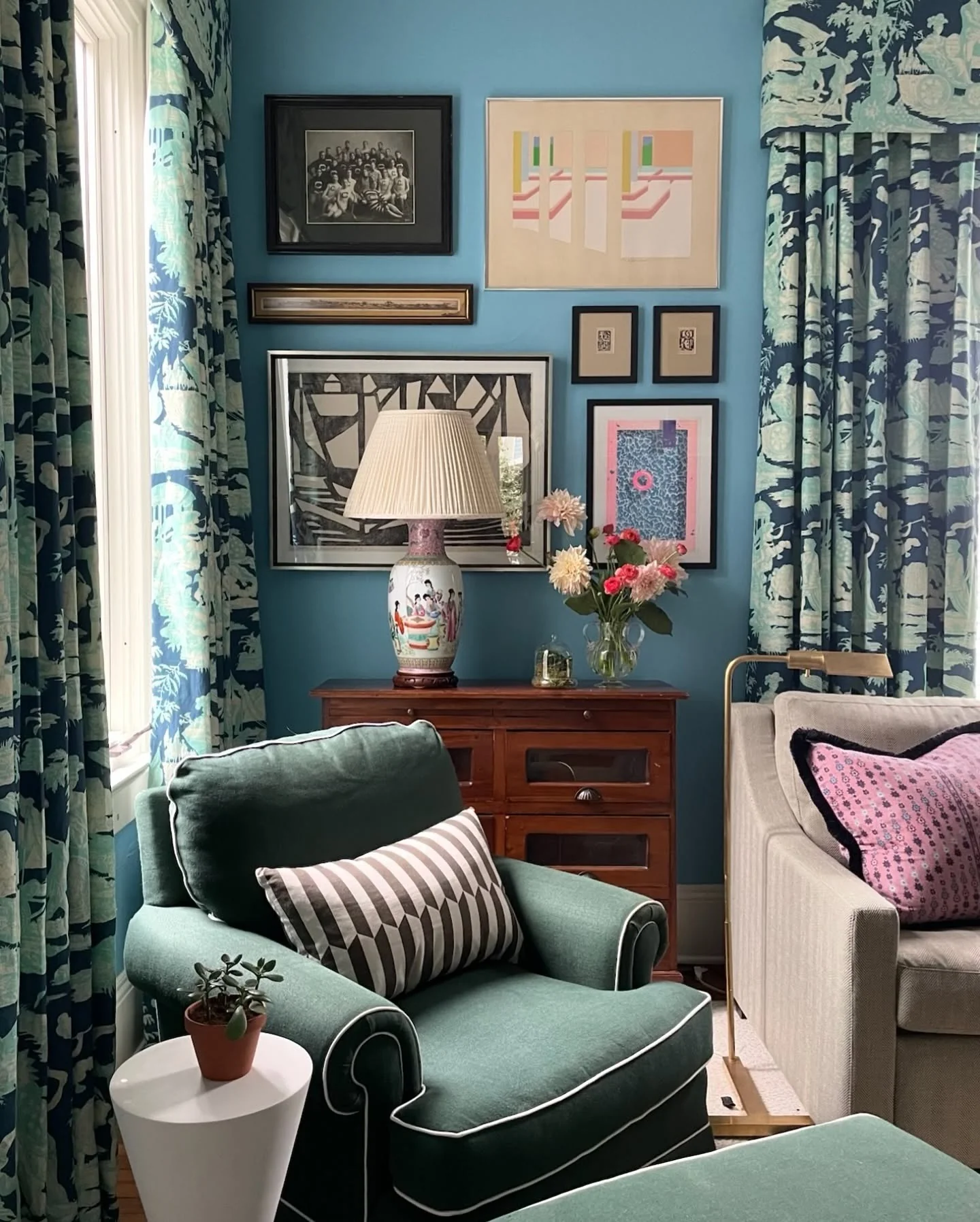 2. Eclectic Color with Vintage Touches (Gallery Wall Living Room Ideas)