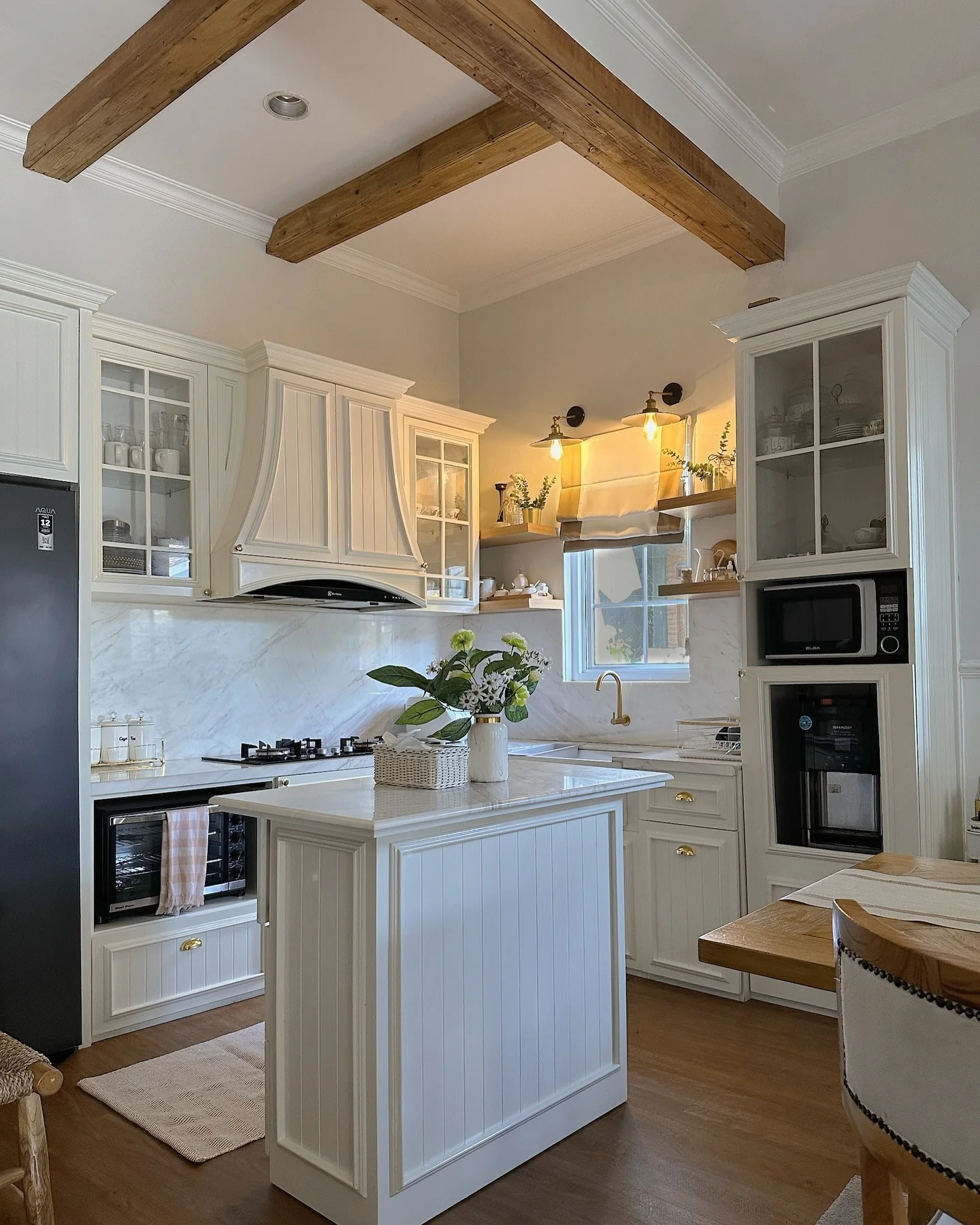 4. Crisp White Kitchen with Coastal Cottage Flair (Small Cozy Kitchen Ideas)