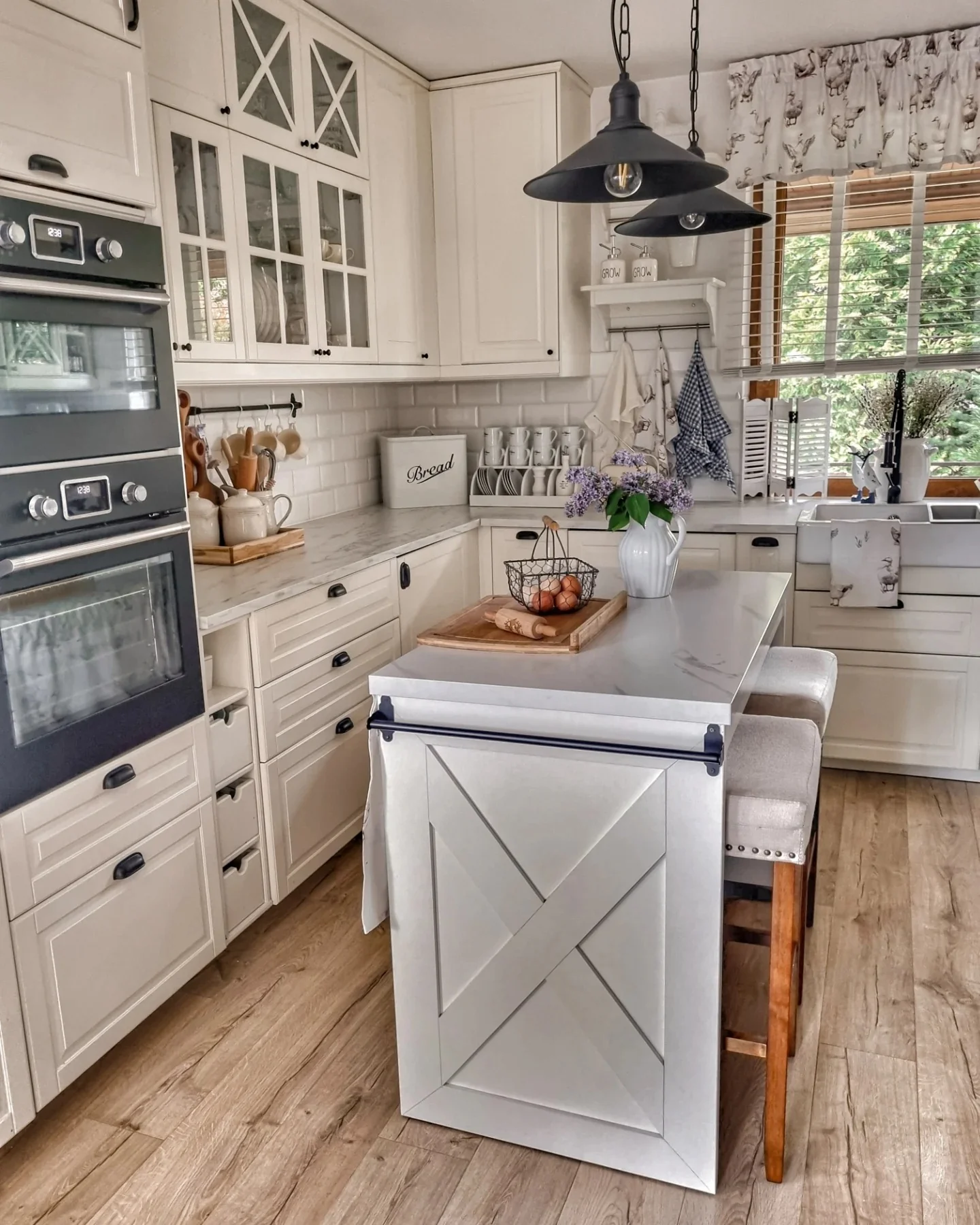 6. Creamy Farmhouse Kitchen with Marble and Subway Tile (Small Cozy Kitchen Ideas)