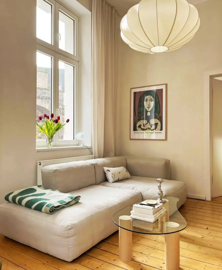 4. Minimalist Chic with Sculptural Touches (Tiny Living Room Ideas)
