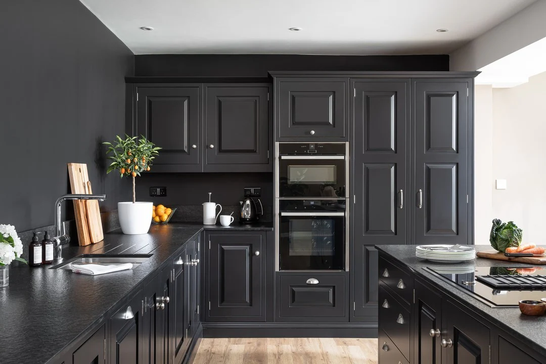 4. Traditional Craft with a Contemporary Twist (Black Kitchen Ideas)