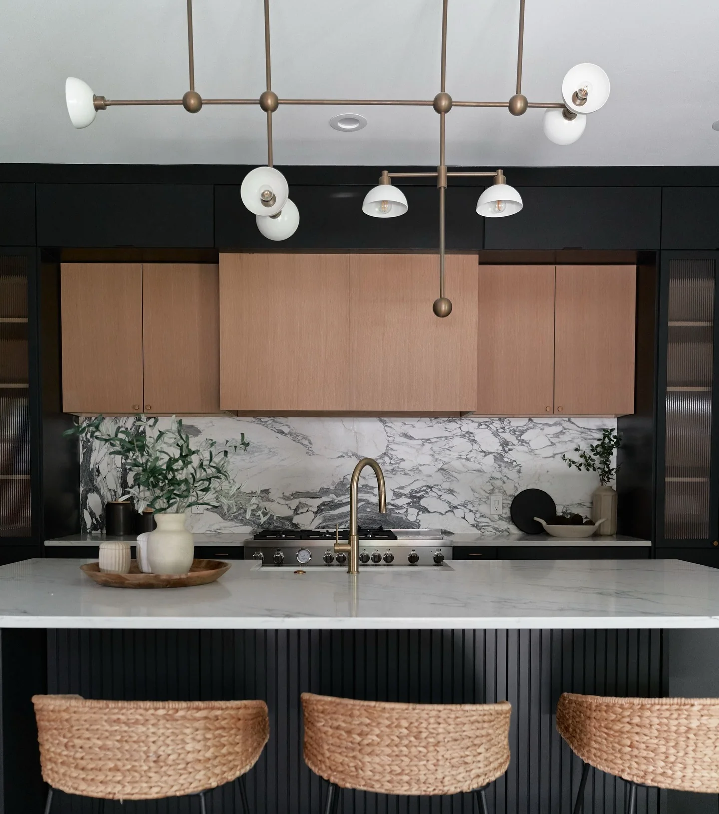 11. Organic Balance in Black and Oak (Black Kitchen Ideas)