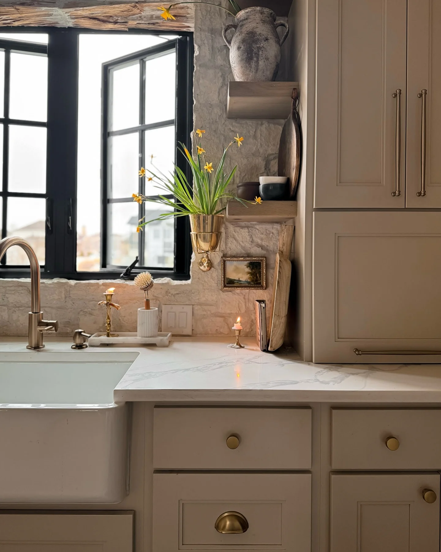 11. Rustic Elegance with Textured Walls and Black-Framed Casement Windows (Kitchen Window Ideas)