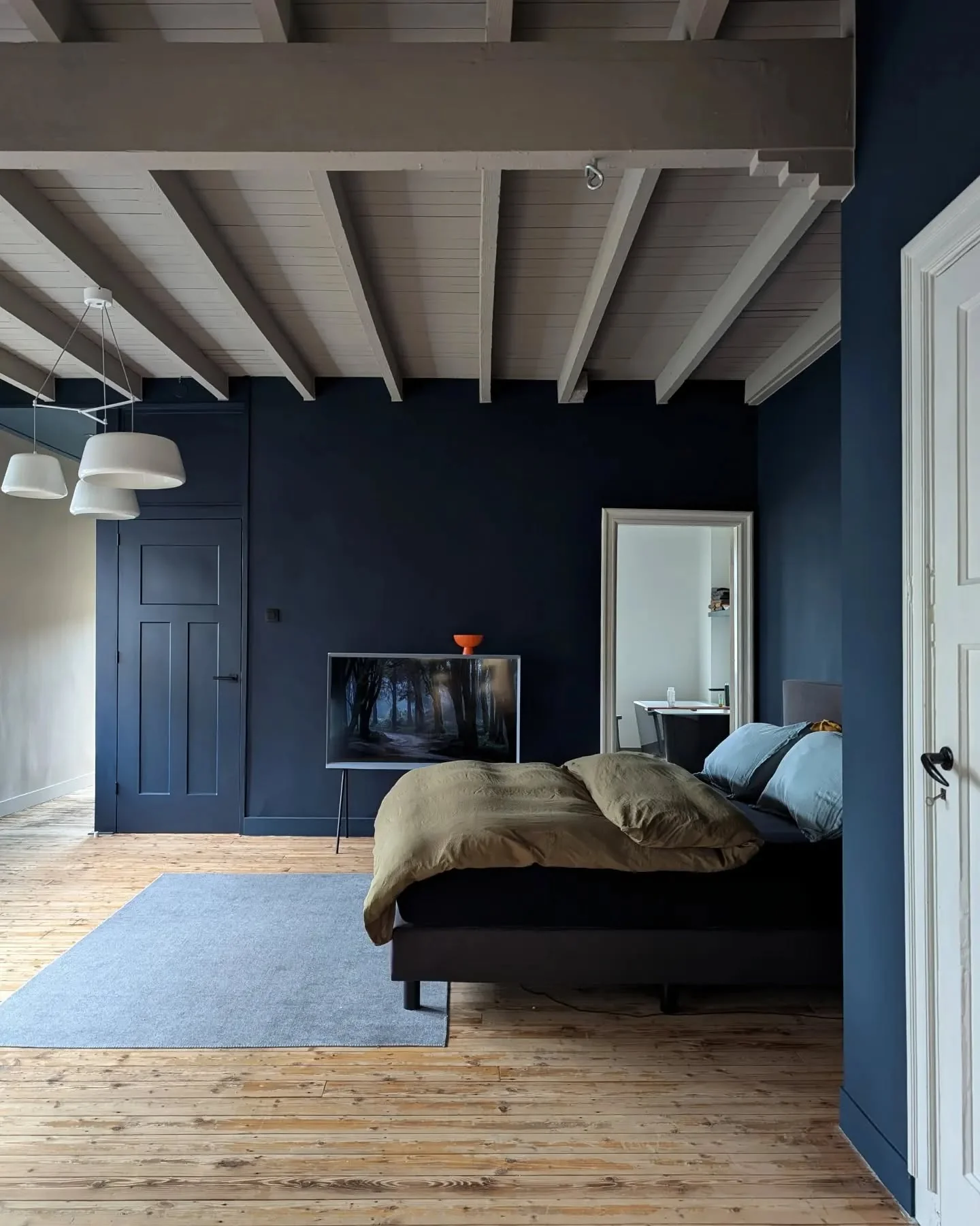 6. Structural Simplicity with Depth (Dark Blue Bedroom Ideas)