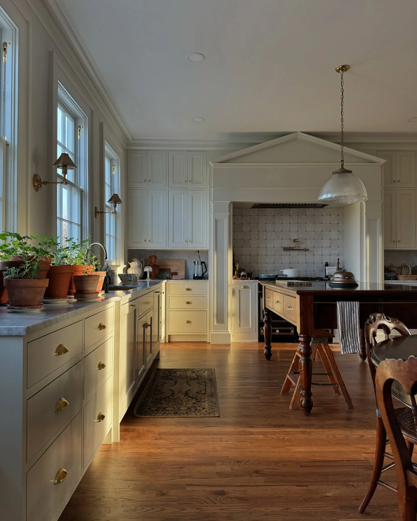 8. Cottage Cream with Warm Oak (Victorian Style Kitchen Ideas)