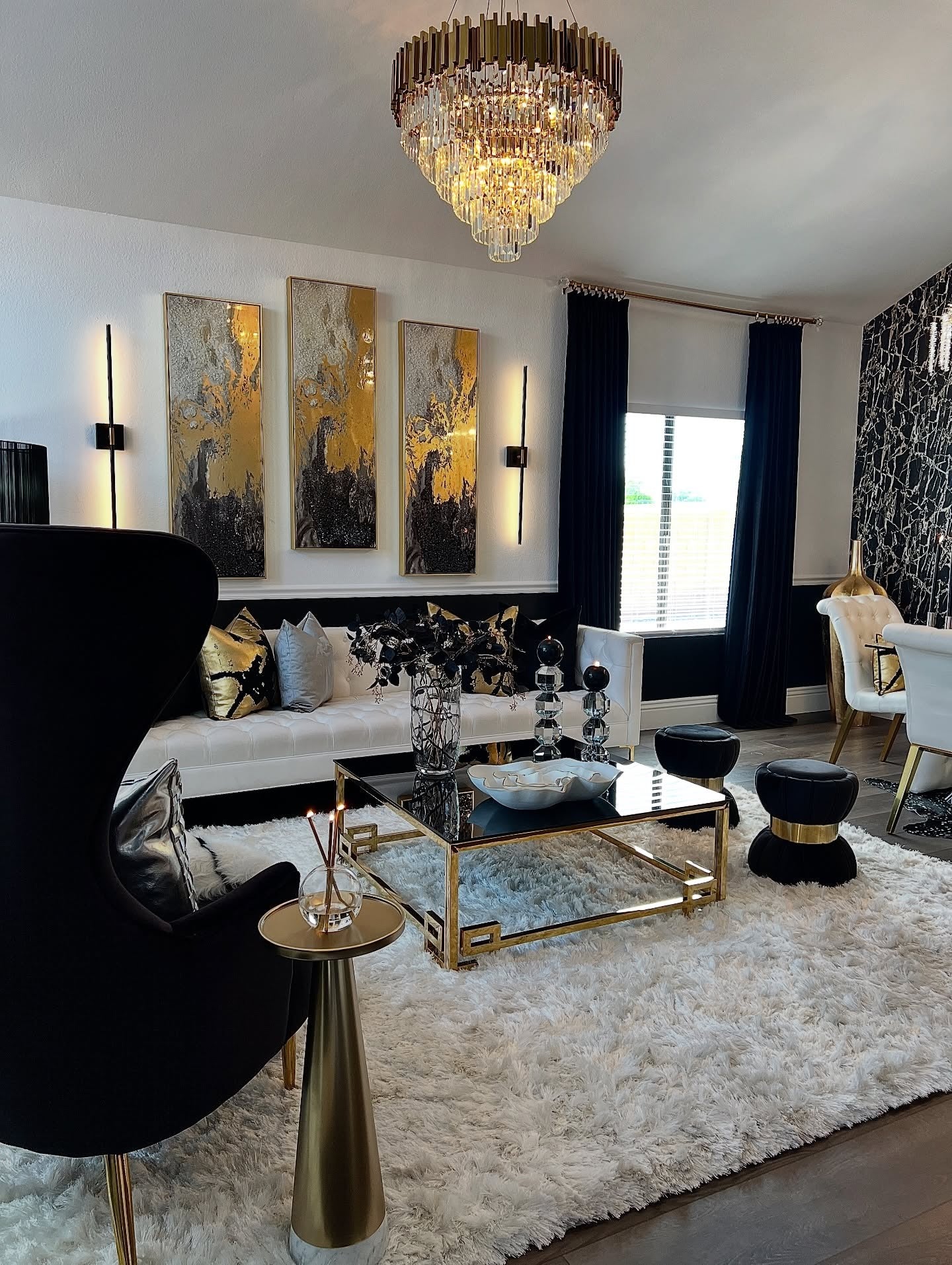 11. Glam Drama with Layered Metallics (Black and Gold Living Room Ideas)