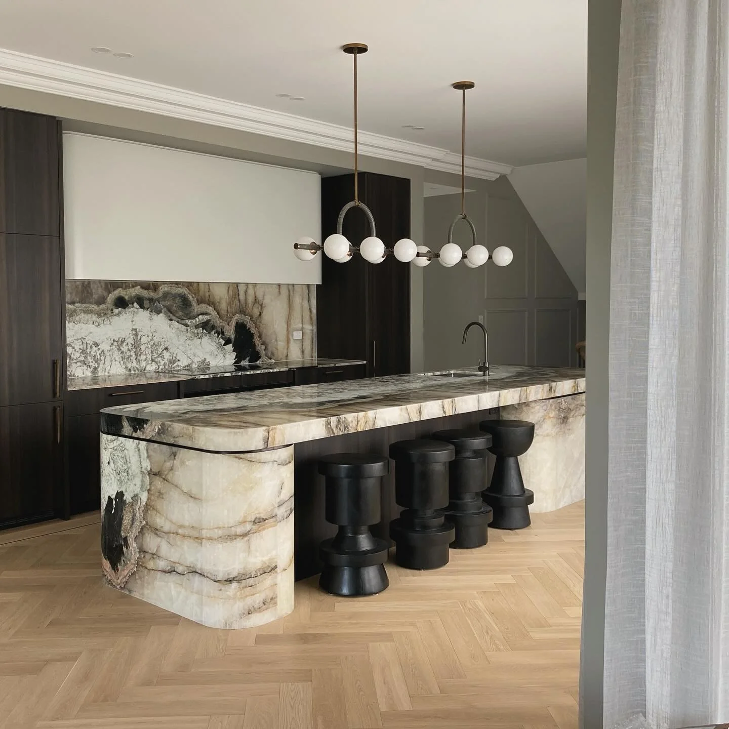 8. Dramatic Stonework with Sculptural Lines (Granite Countertops Kitchen Ideas)