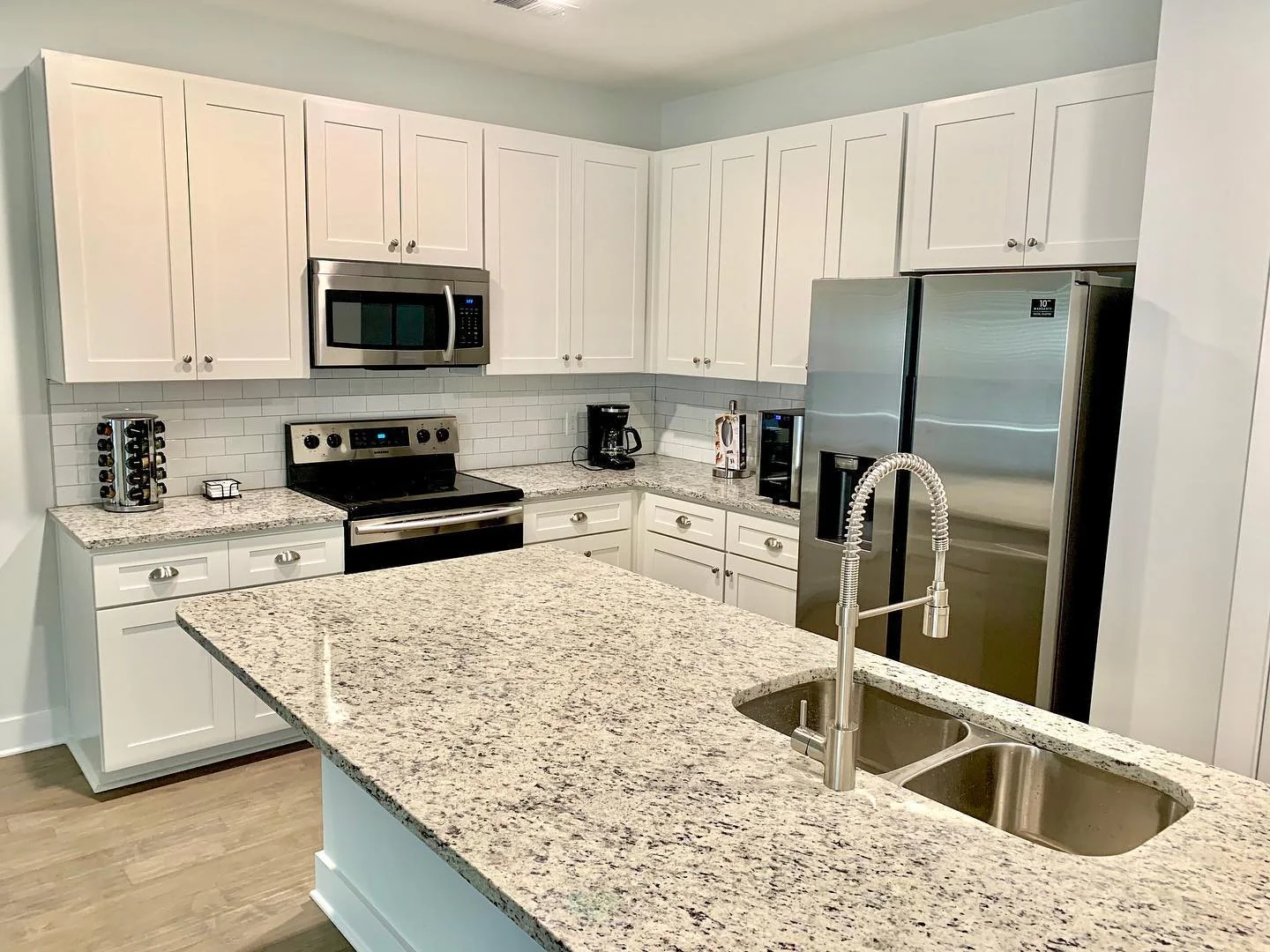 19. Neutral Tones with Timeless Function (Granite Countertops Kitchen Ideas)