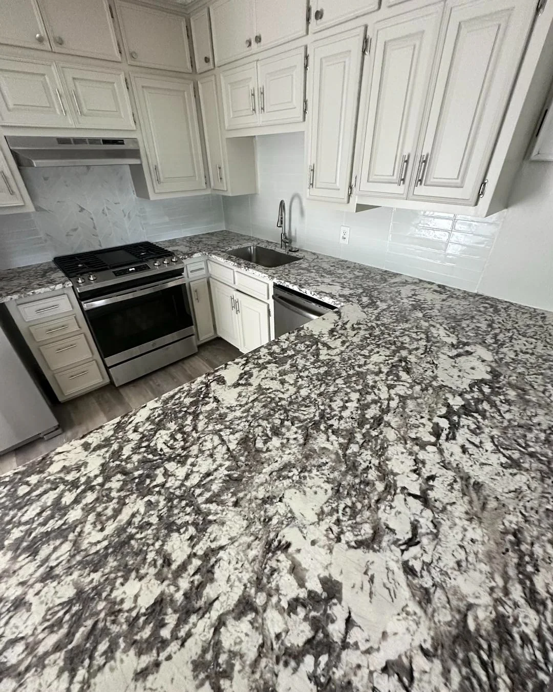 16. Soft Contrast with High Texture (Granite Countertops Kitchen Ideas)