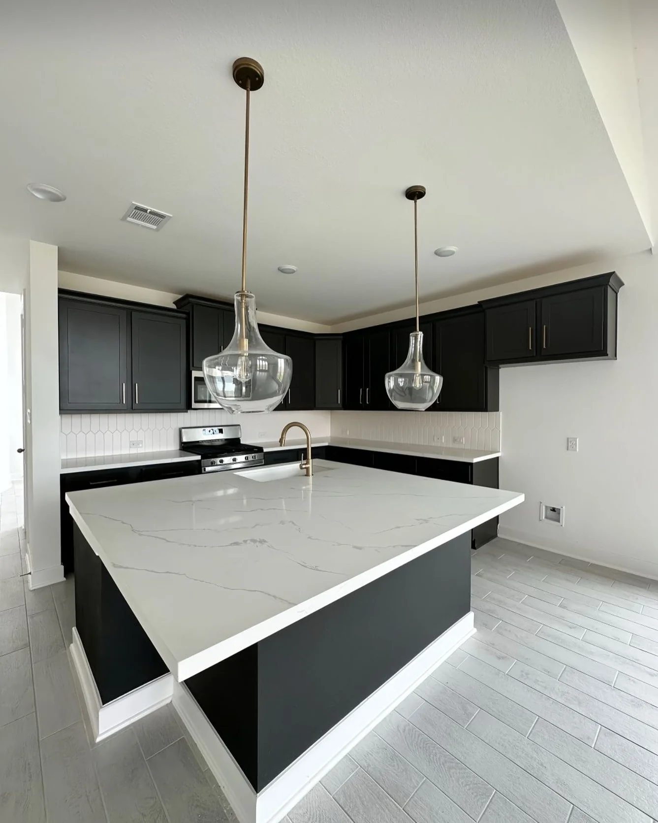 15. Clean Lines and Bold Contrast (Granite Countertops Kitchen Ideas)