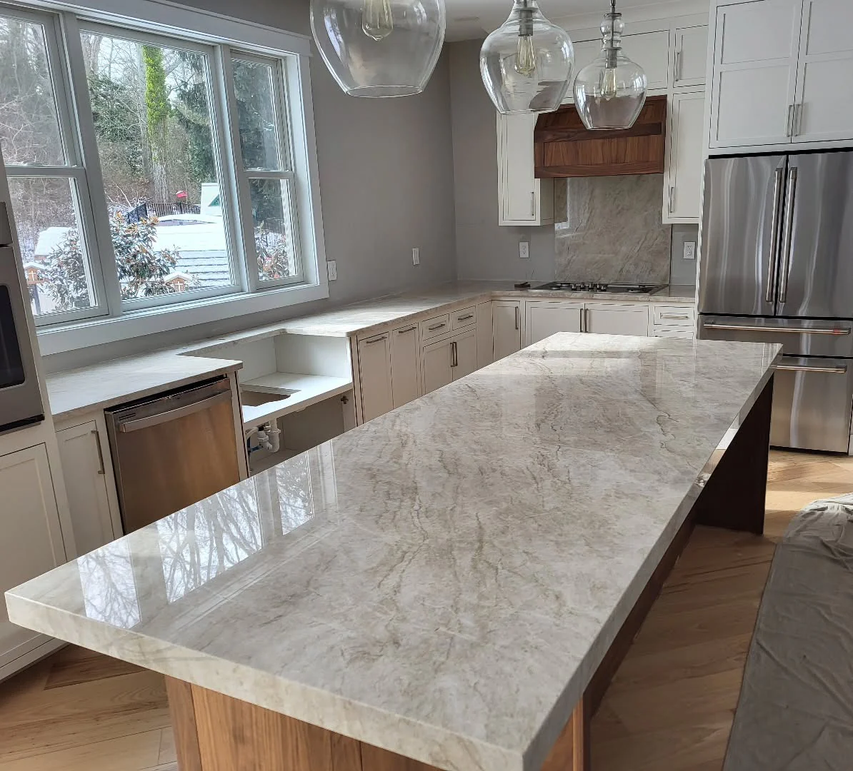 20. Creamy Elegance with Soft Movement (Granite Countertops Kitchen Ideas)