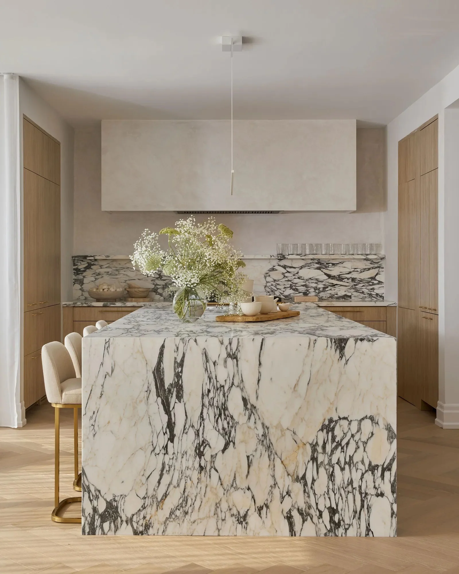 12. Dramatic Veining with Sculptural Presence (Granite Countertops Kitchen Ideas)