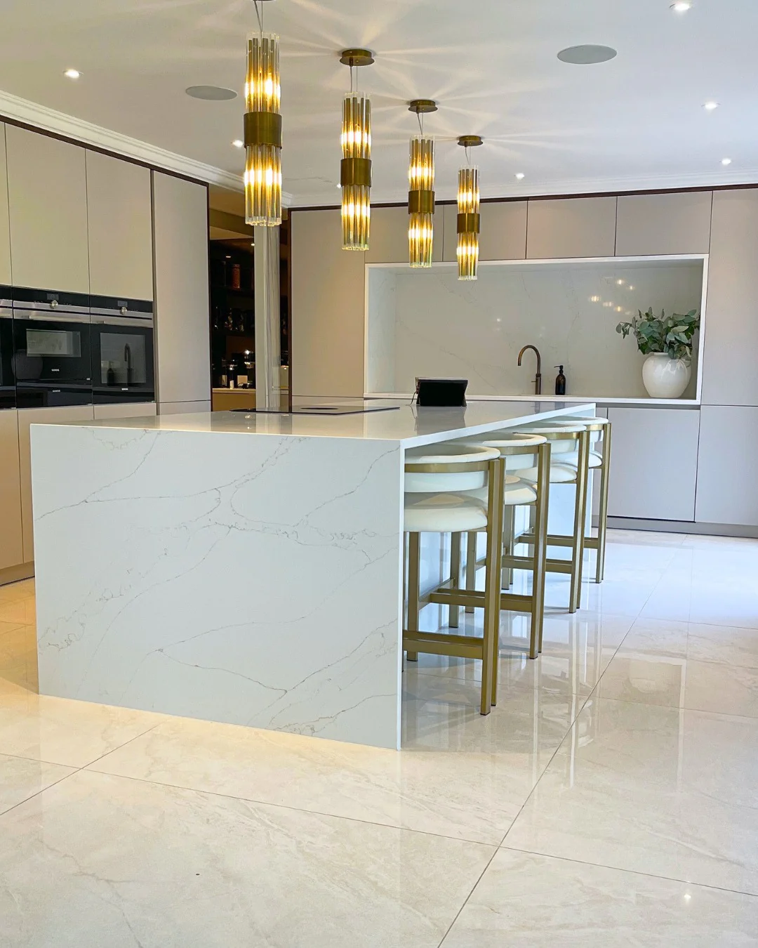 18. Ultra-Light Granite with Glam Accents (Granite Countertops Kitchen Ideas)