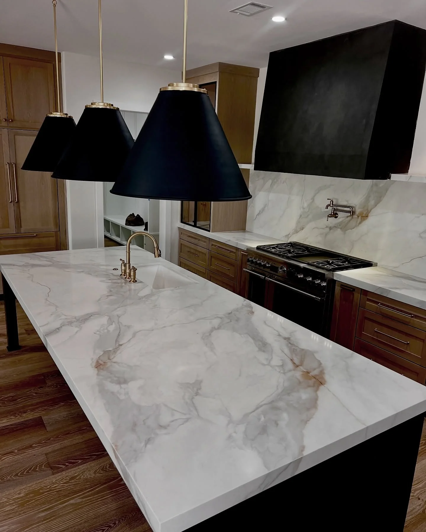 21. Polished Drama with White and Rust-Toned Granite (Granite Countertops Kitchen Ideas)