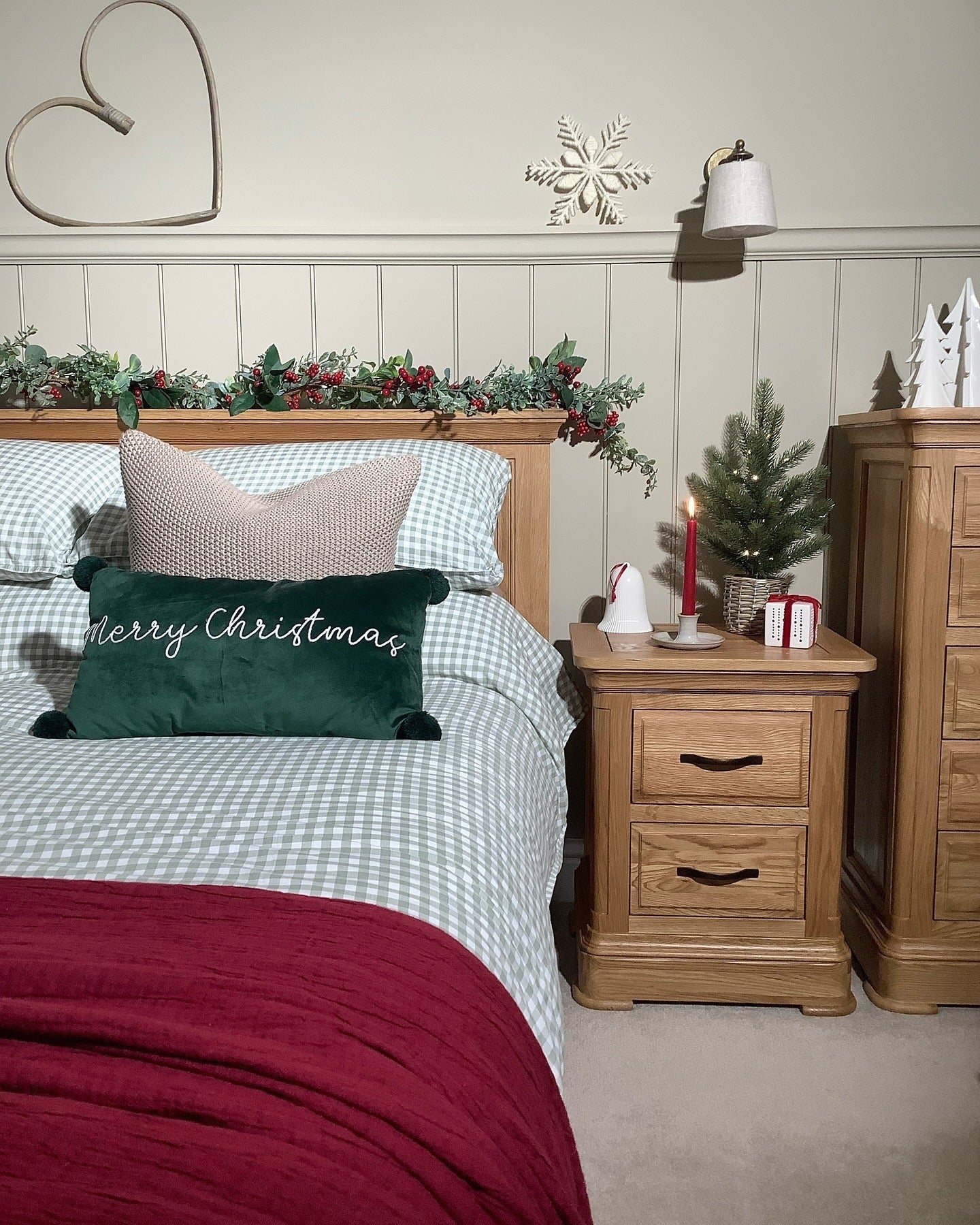5. Cottage Charm with Classic Red and Green (Christmas Bedroom Ideas)