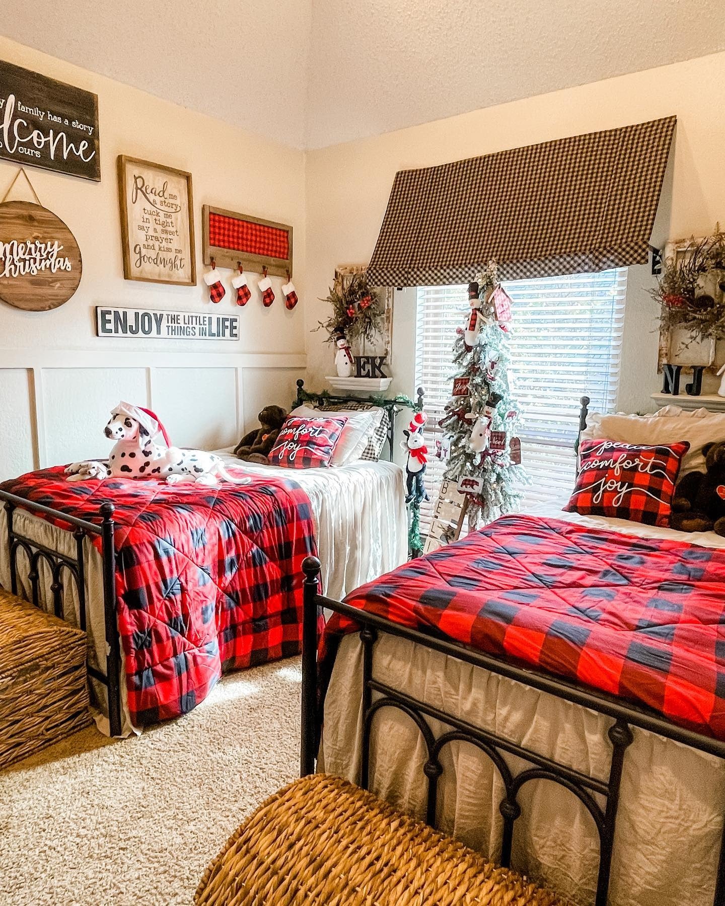 15. Buffalo Plaid Joy in a Kids' Twin Room (Christmas Bedroom Ideas)