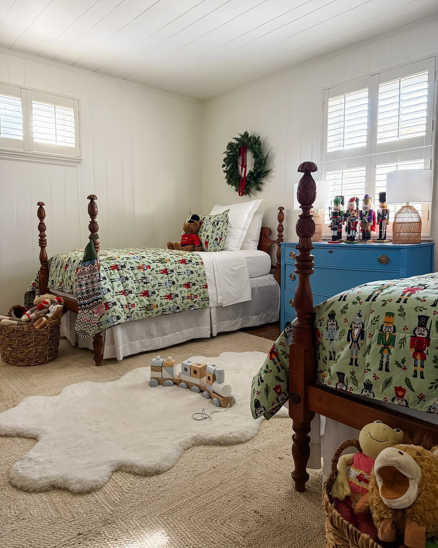 18. Playful Nutcracker Kids’ Room with Vintage Blue Accent (Christmas Bedroom Ideas)