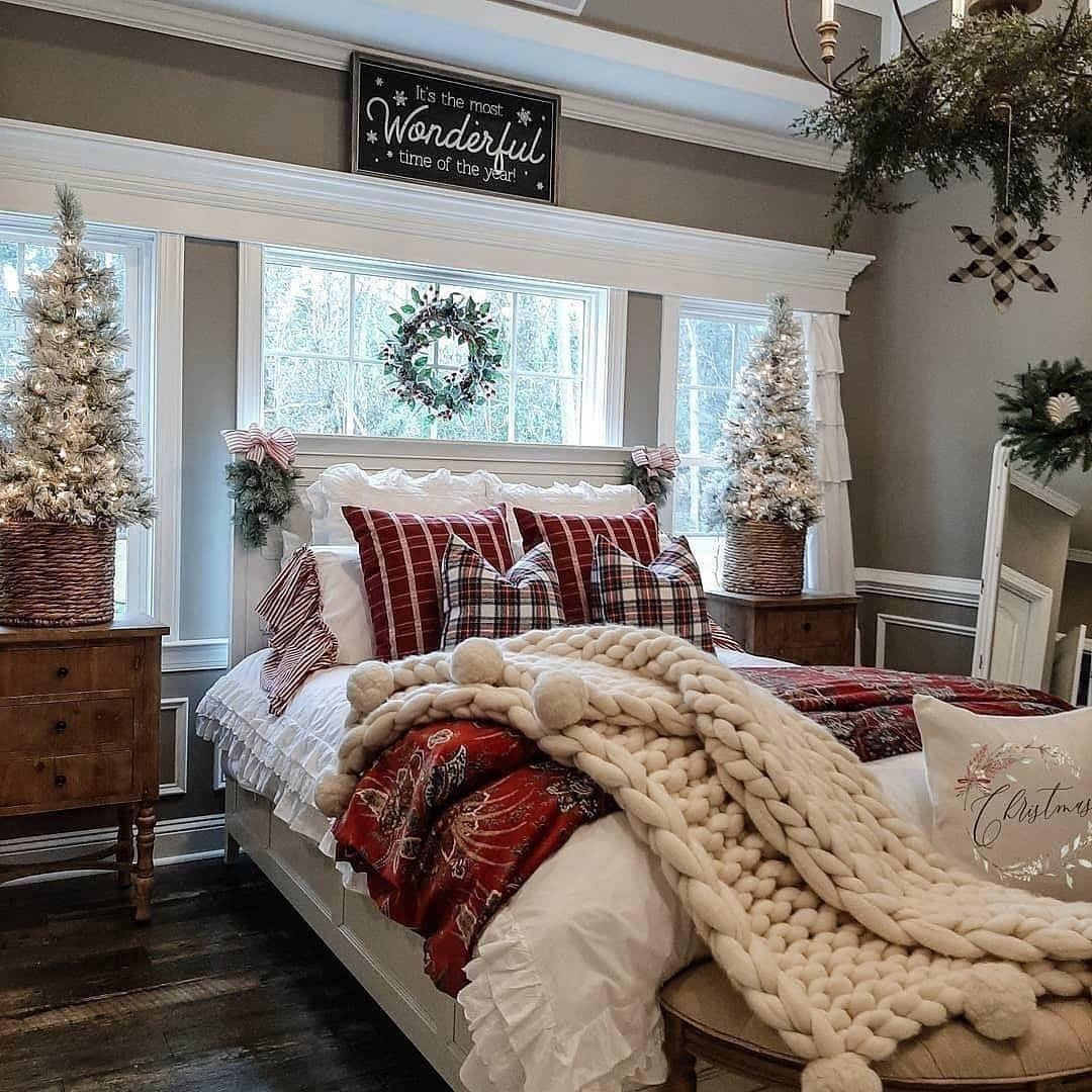 21. Classic Tartan with Frosted Touches (Christmas Bedroom Ideas)