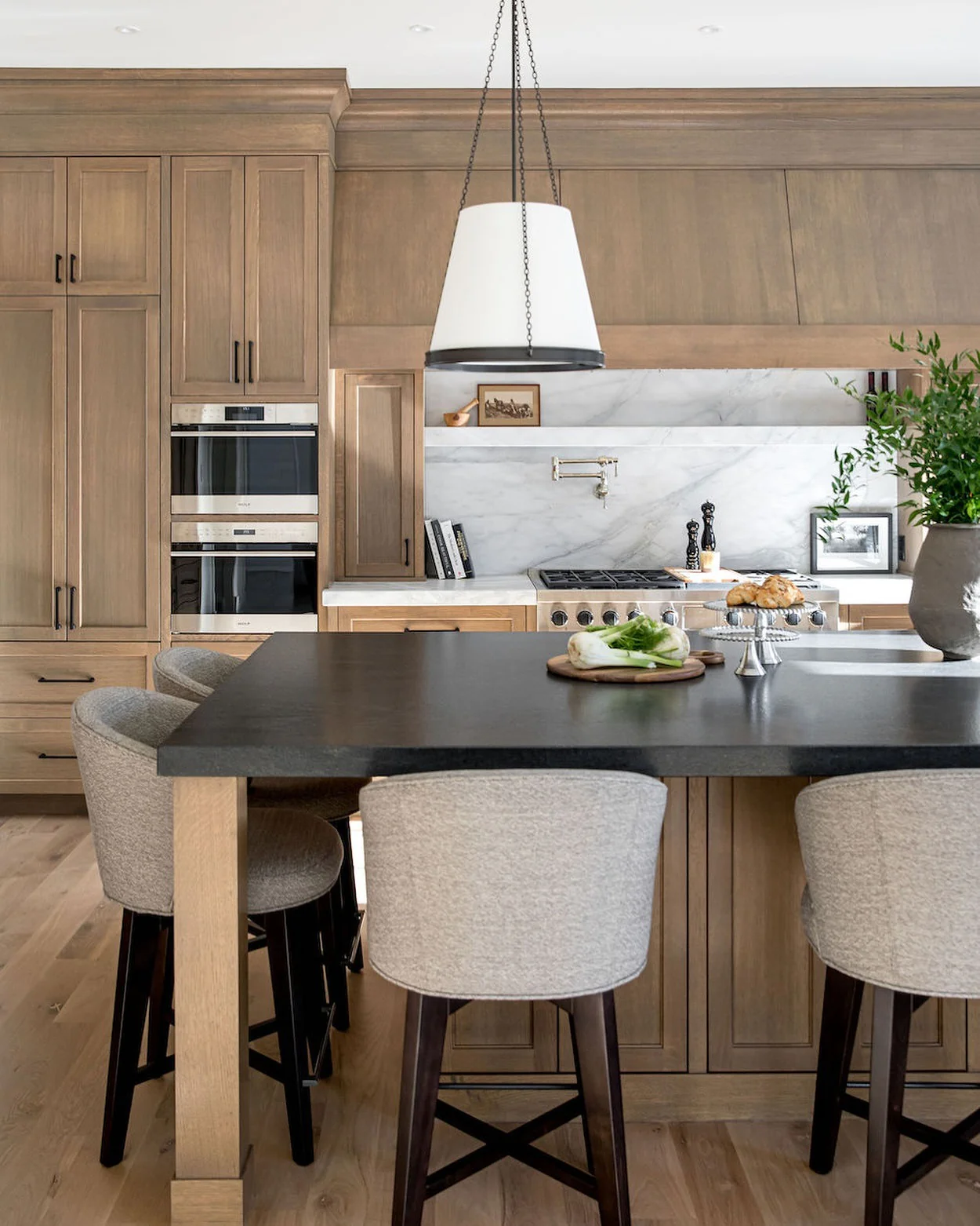 4. Oak Meets Charcoal in Sophisticated Contrast (Oak Cabinets Kitchen Ideas)