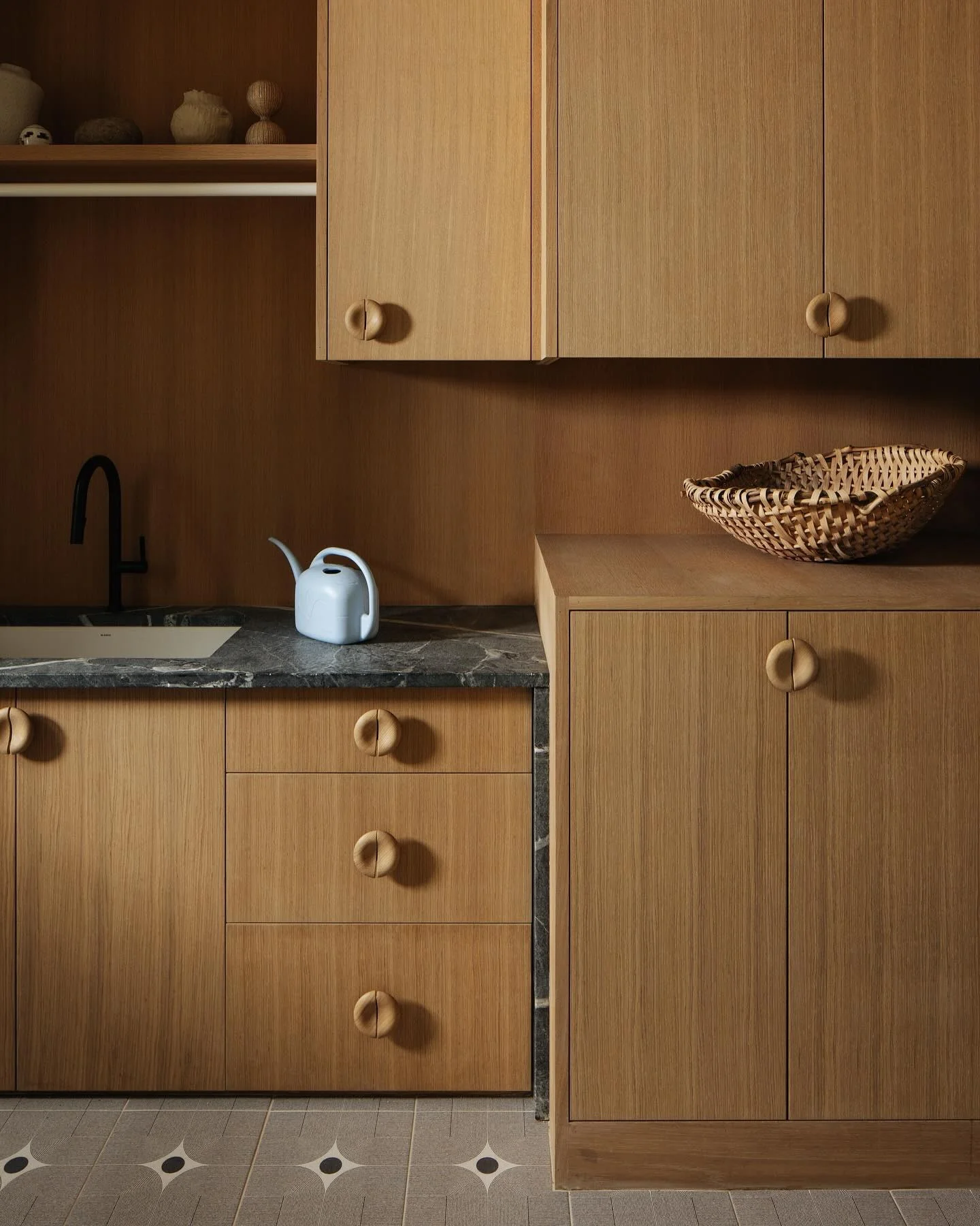 8. Soft Curves and Sculptural Hardware (Oak Cabinets Kitchen Ideas)