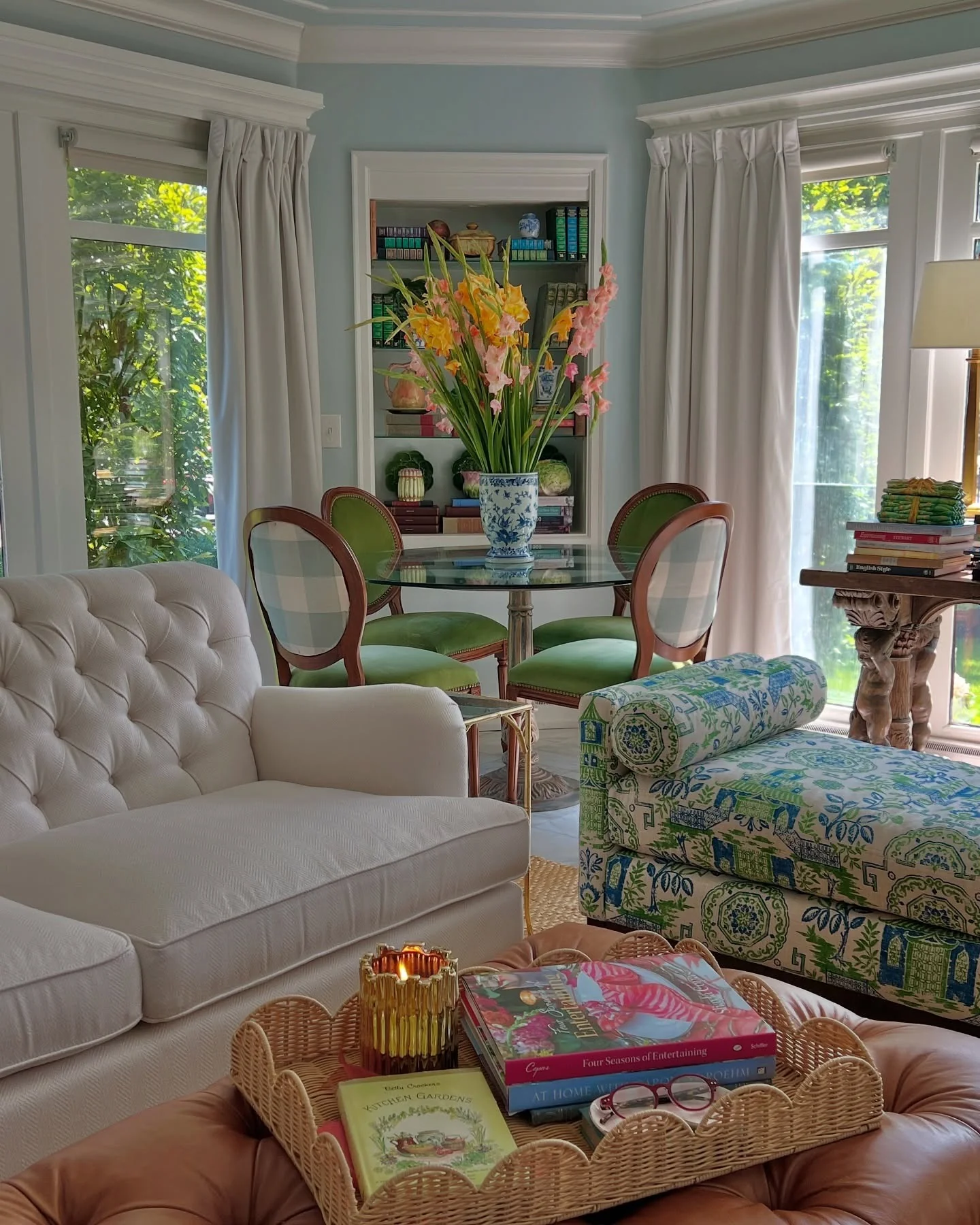17. Sky Blue and Garden Green Pairing (vintage living room ideas)