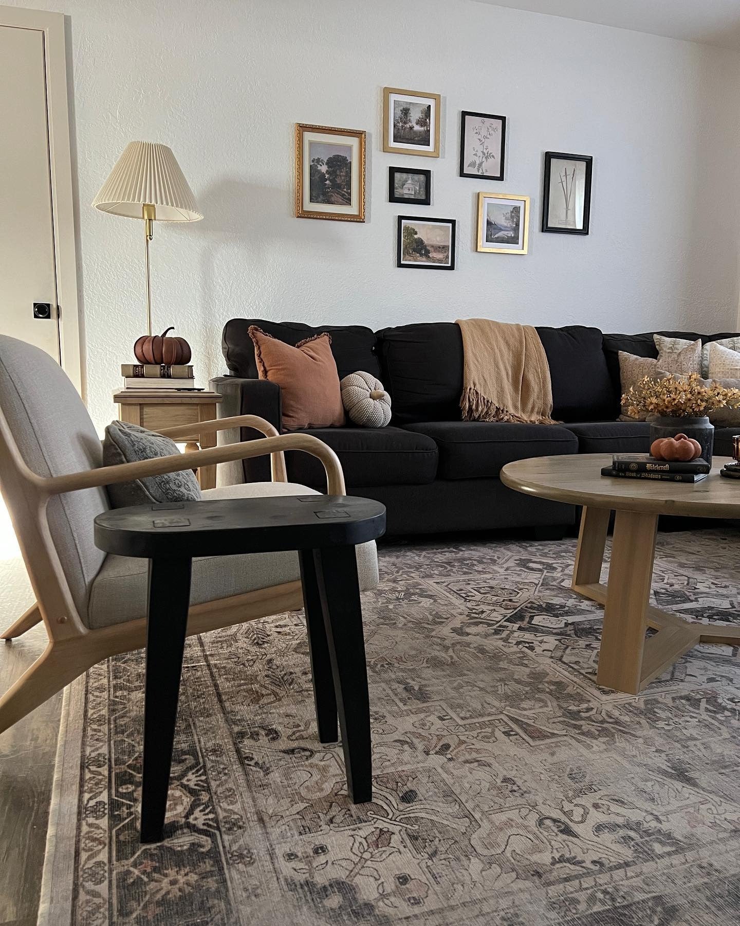 23. Modern Cottage Blend in Neutrals (vintage living room ideas)