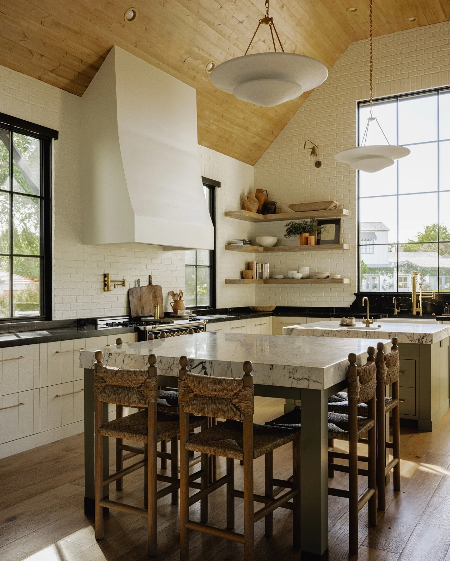 2. Modern Farmhouse with Dramatic Contrast (Farmhouse Kitchen Ideas)