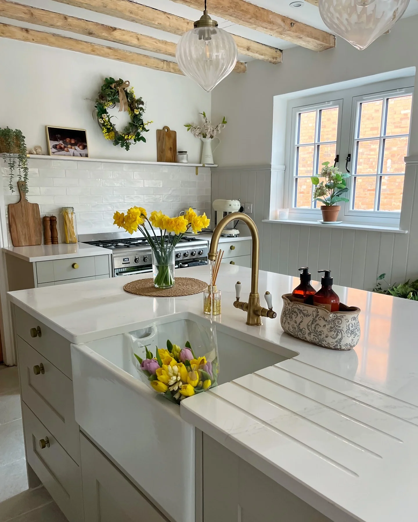 8. Spring-Infused Farmhouse Freshness (Farmhouse Kitchen Ideas)