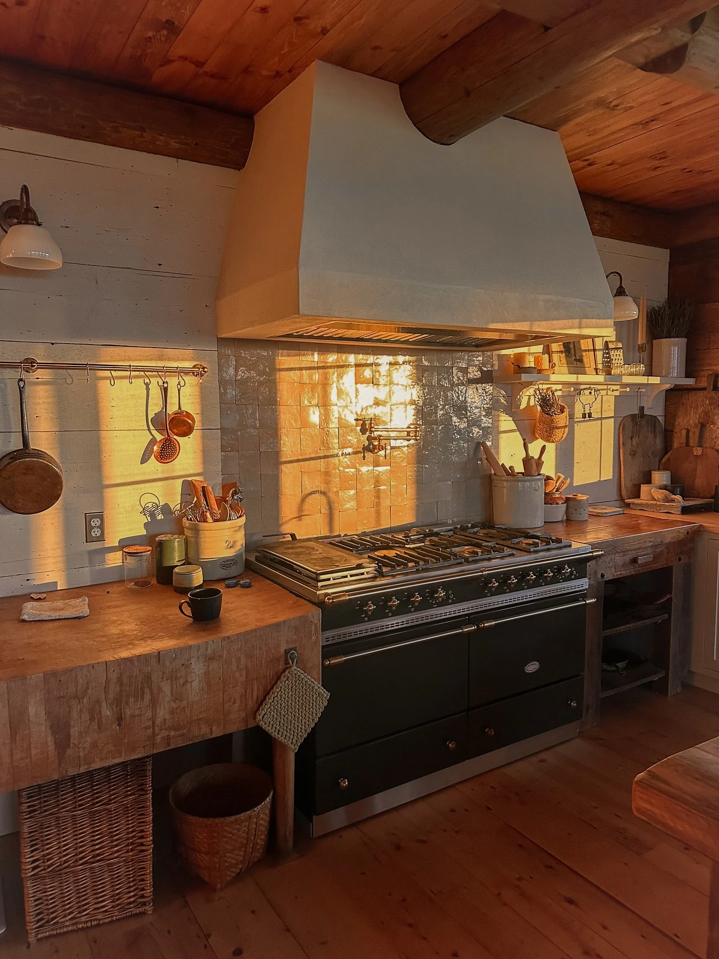 9. Golden Hour Rustic with Timeless Texture (Farmhouse Kitchen Ideas)