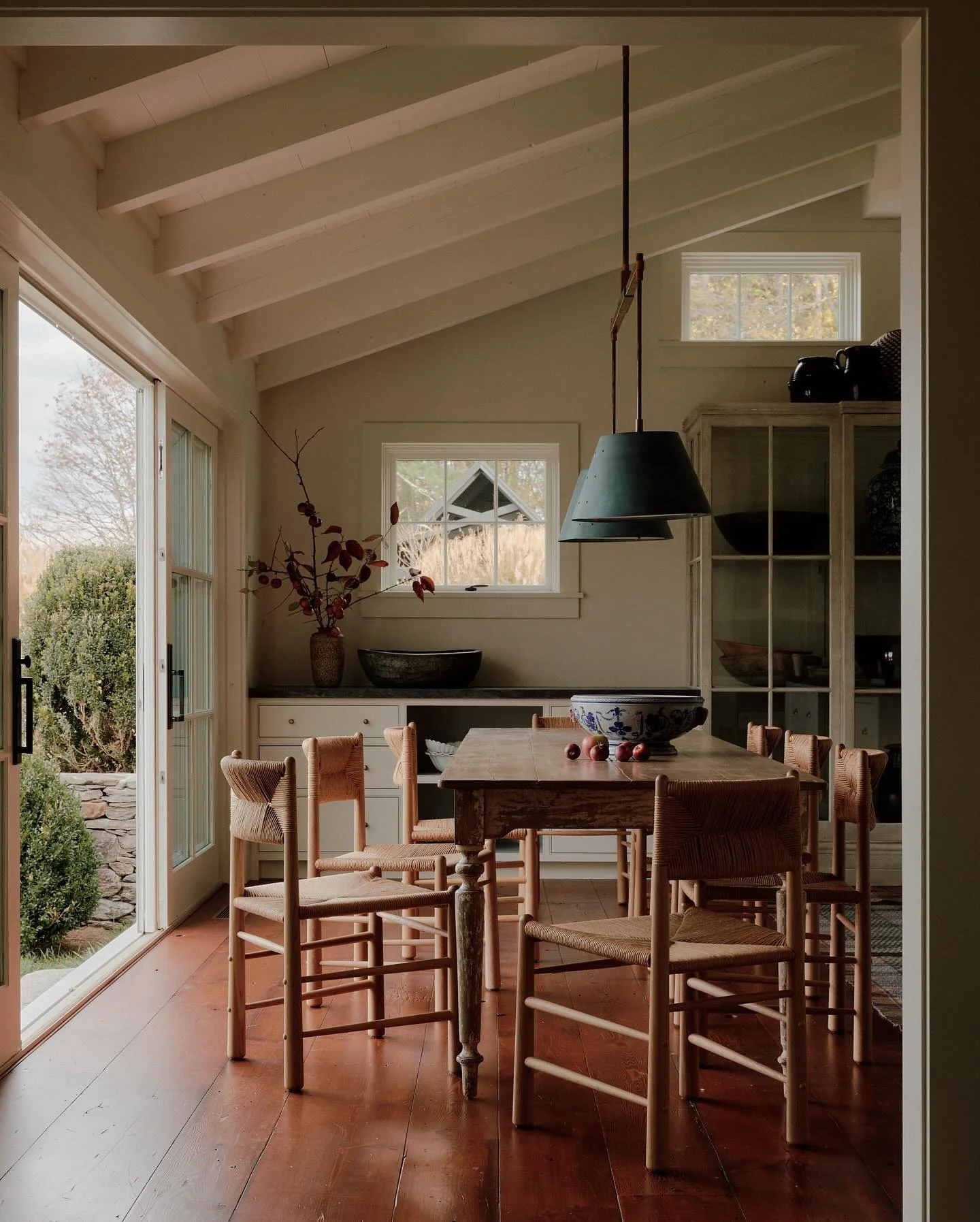 12. Simple Dining with Natural Light and Earthy Finishes (Farmhouse Kitchen Ideas)