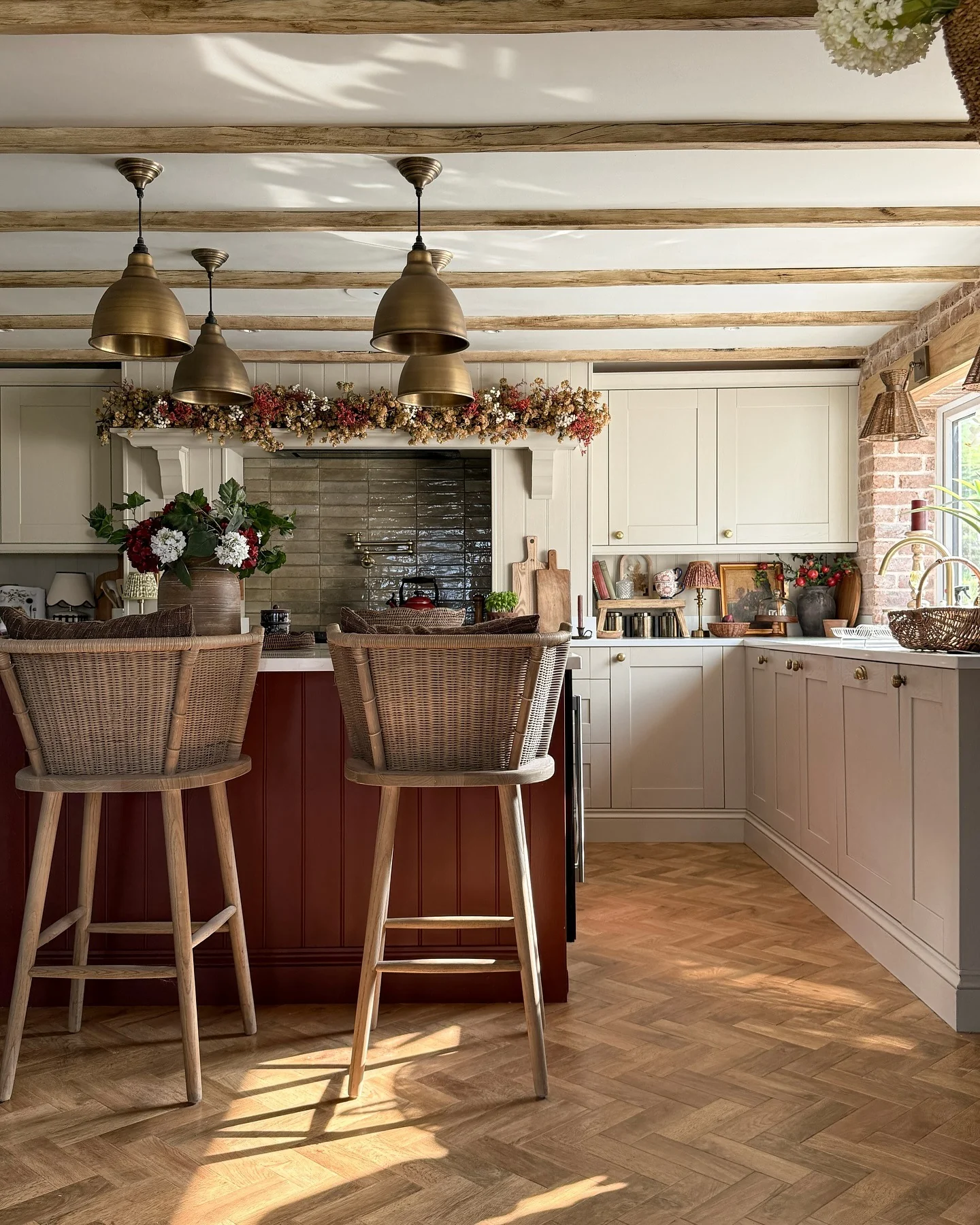 20. Brass Lighting with Autumnal Accents (Farmhouse Kitchen Ideas)