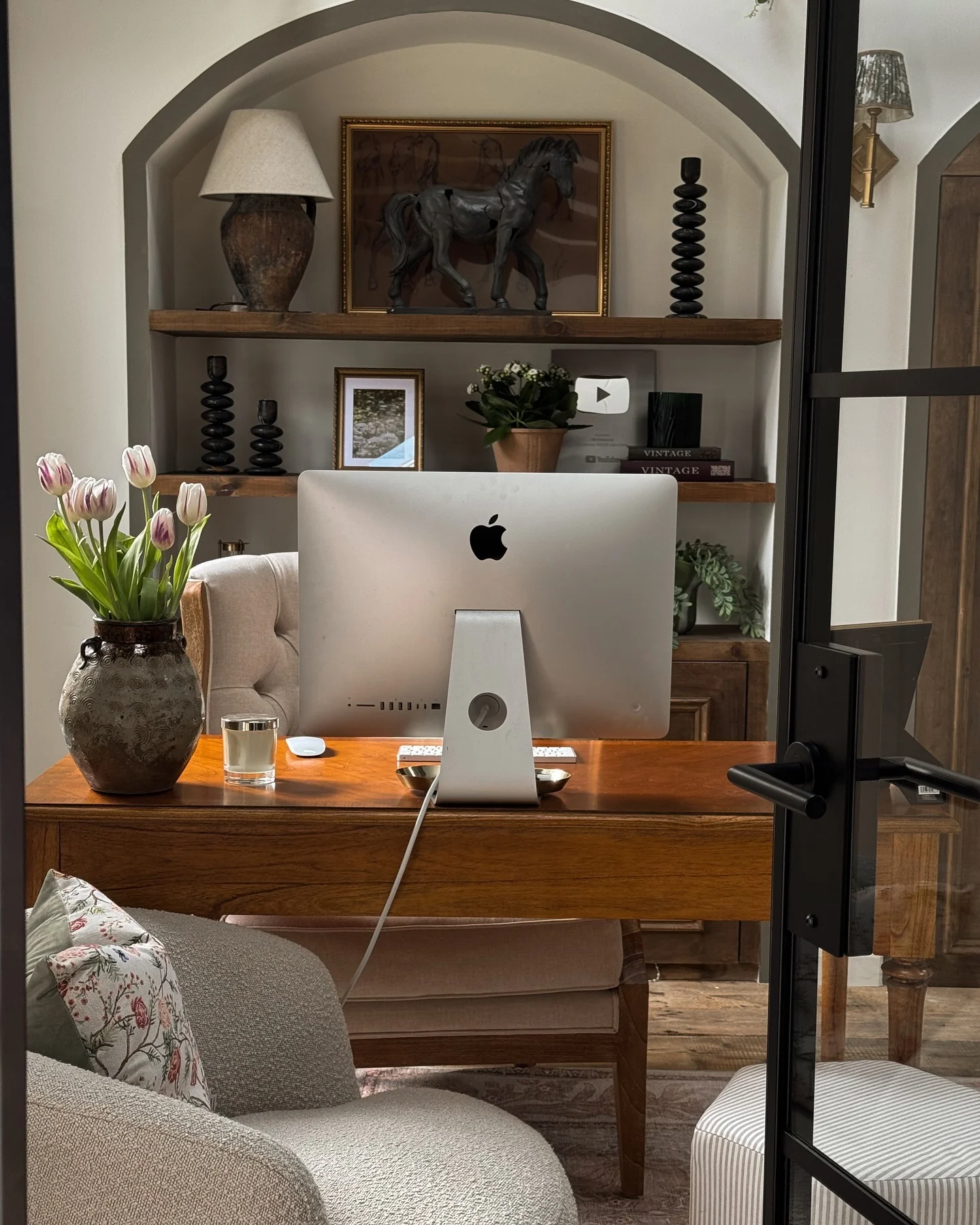 10. Classic Touches in a Traditional Layout (Simple Home Office Ideas)