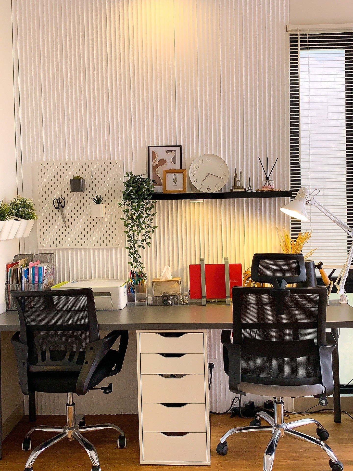 15. Functional Creativity with Black and White Contrast (Simple Home Office Ideas)