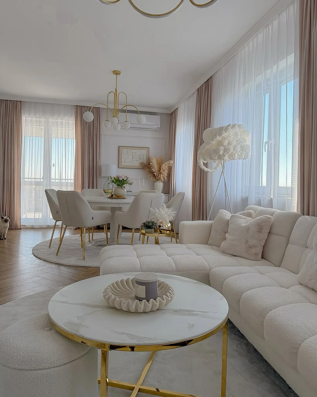 8. Glamour in Cream and Gold (Warm and Cozy Living Room Ideas)