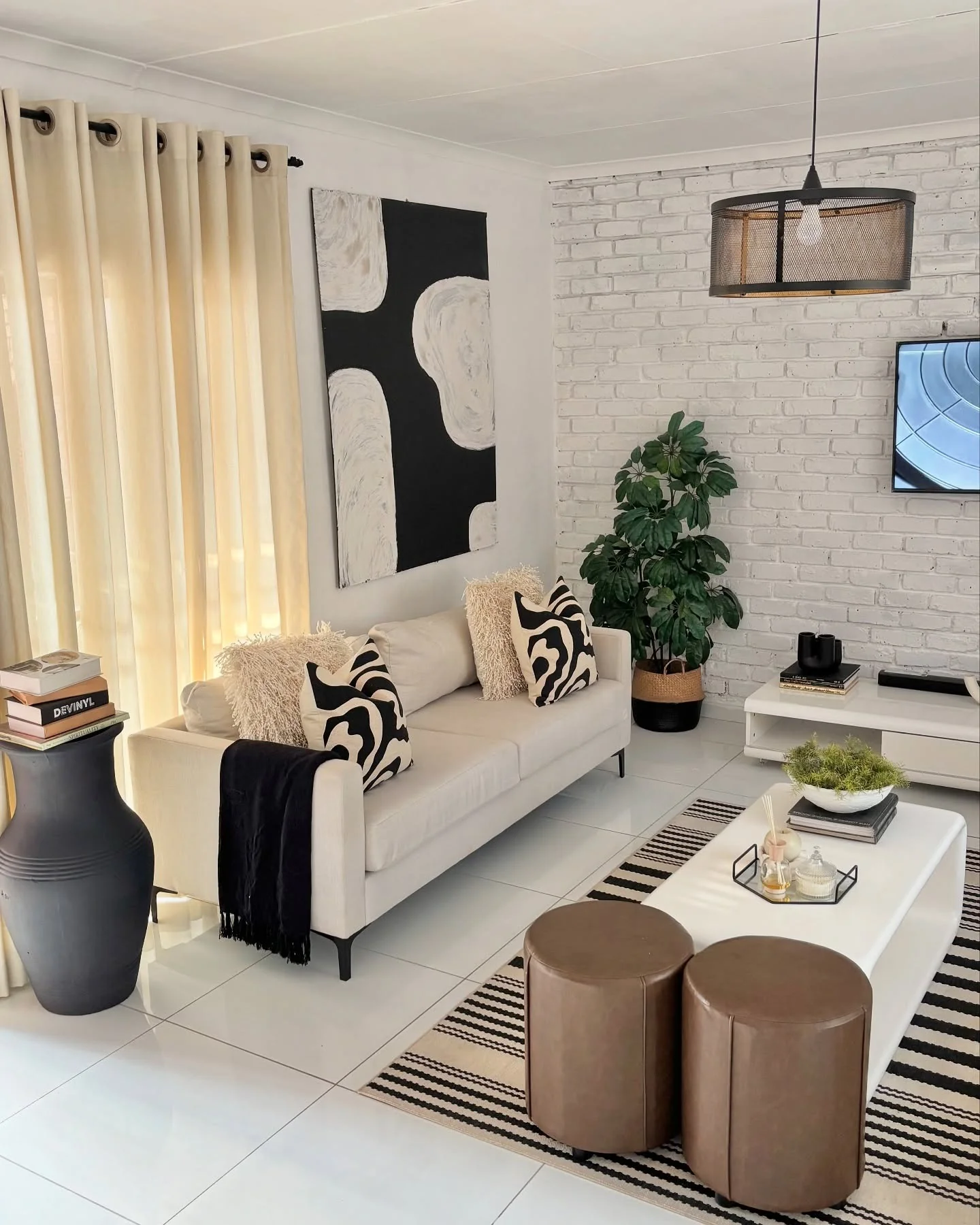 15. Modern Monochrome with Graphic Edge (Warm and Cozy Living Room Ideas)
