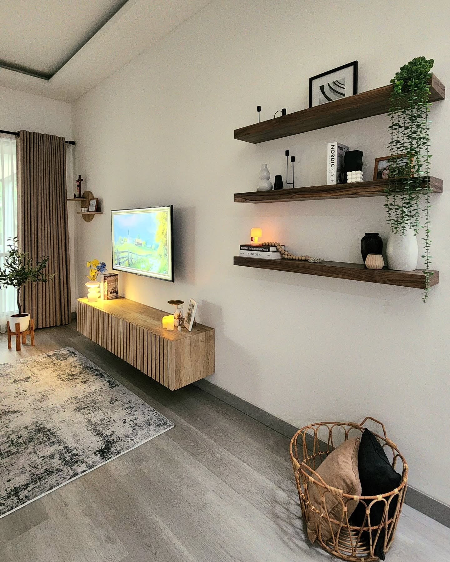 22. Modern Natural with Wood and Matte Black (Warm and Cozy Living Room Ideas)