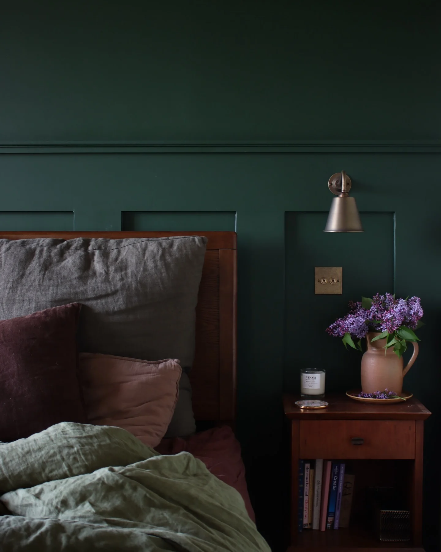 13. Organic Textures with Forest Green Backdrop (Dark Green Bedroom Ideas)