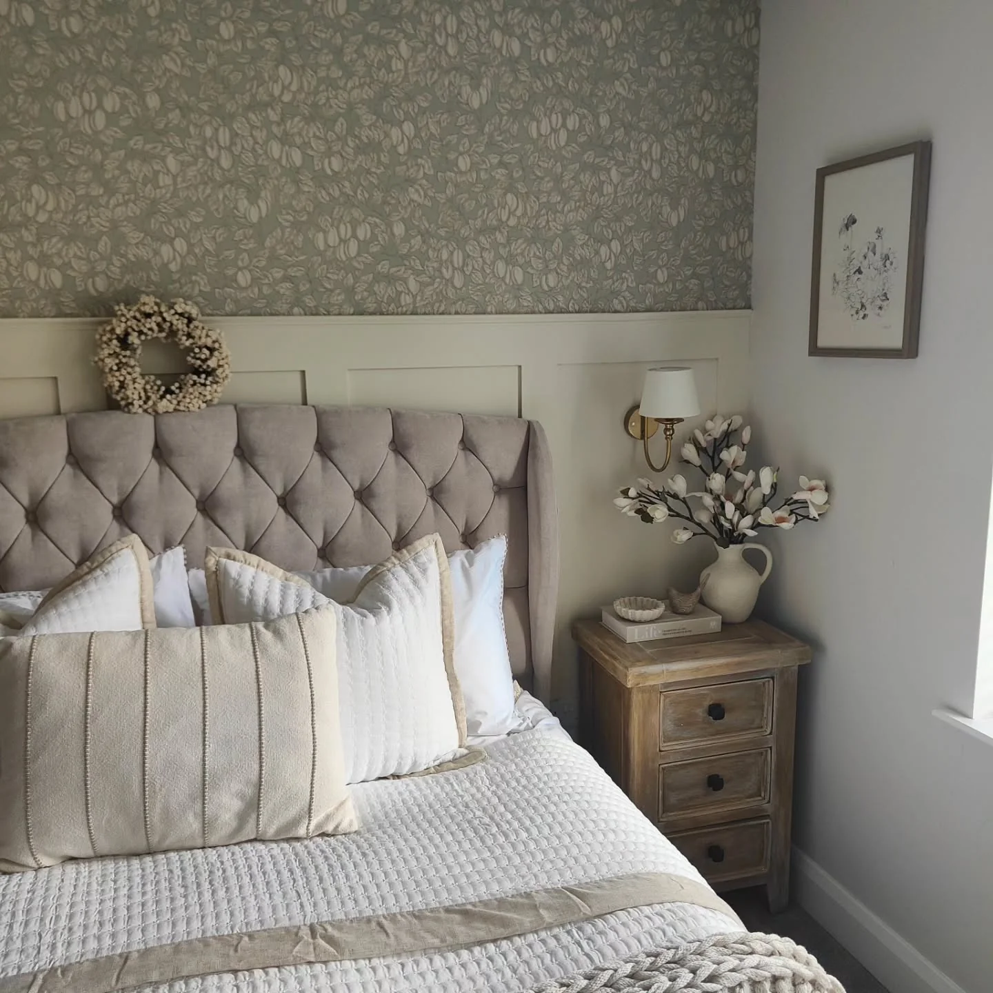 12. Soft Patterns with Classic Structure (Scandinavian Bedroom Ideas)