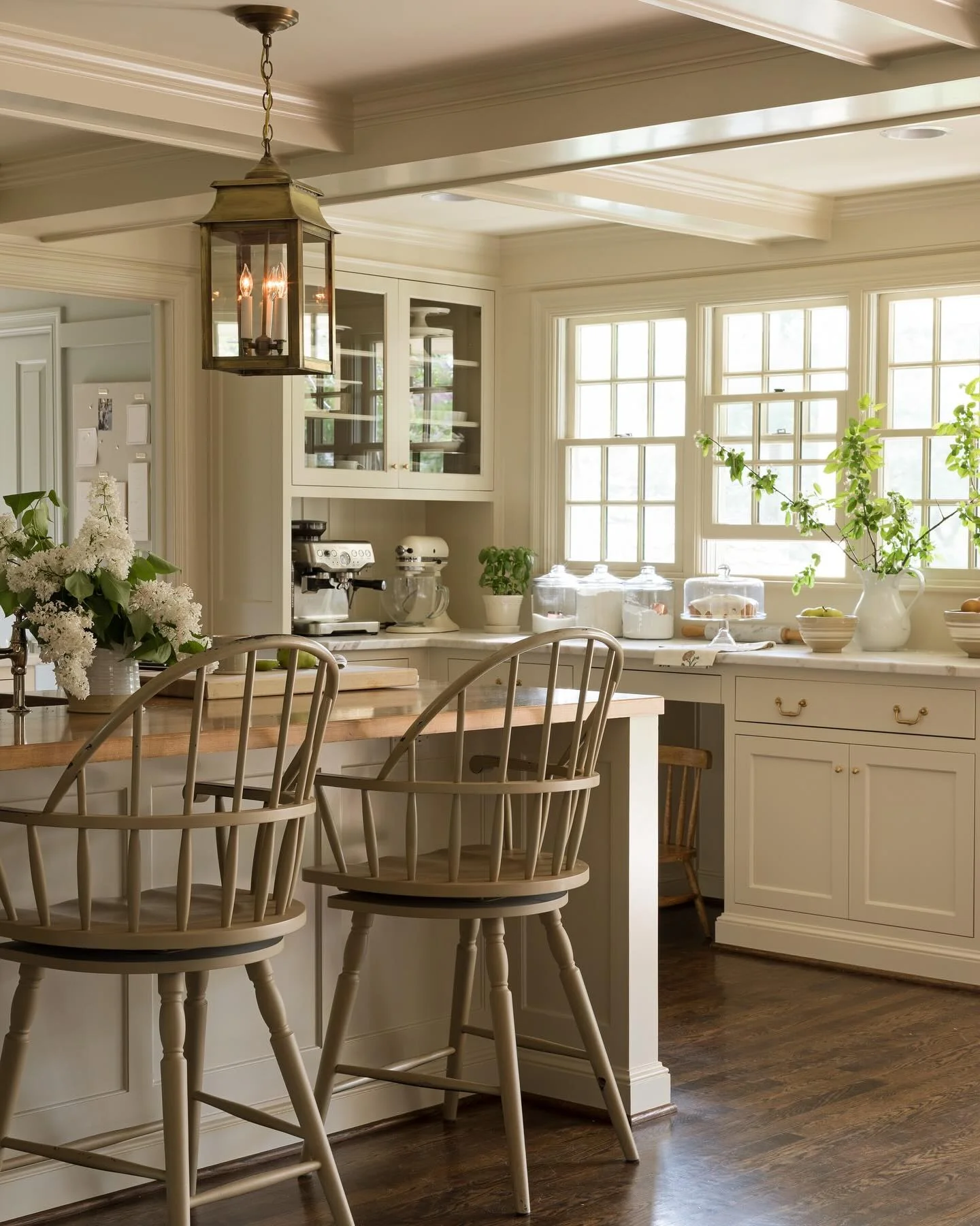 19. Cottage-Inspired Comfort with Soft Curves and Framed Windows (classic kitchen ideas)