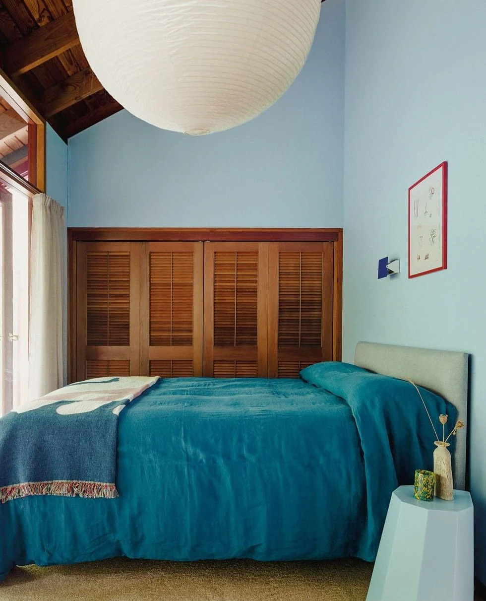 14. Mid-Century Ease with Sky Blue Walls (Turquoise Bedroom Ideas)