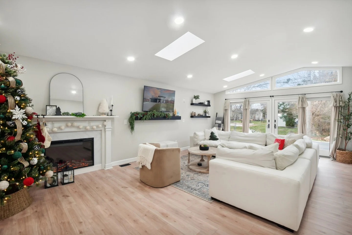 3. Cozy Holiday Living with Seasonal Accents (White Living Room Ideas)