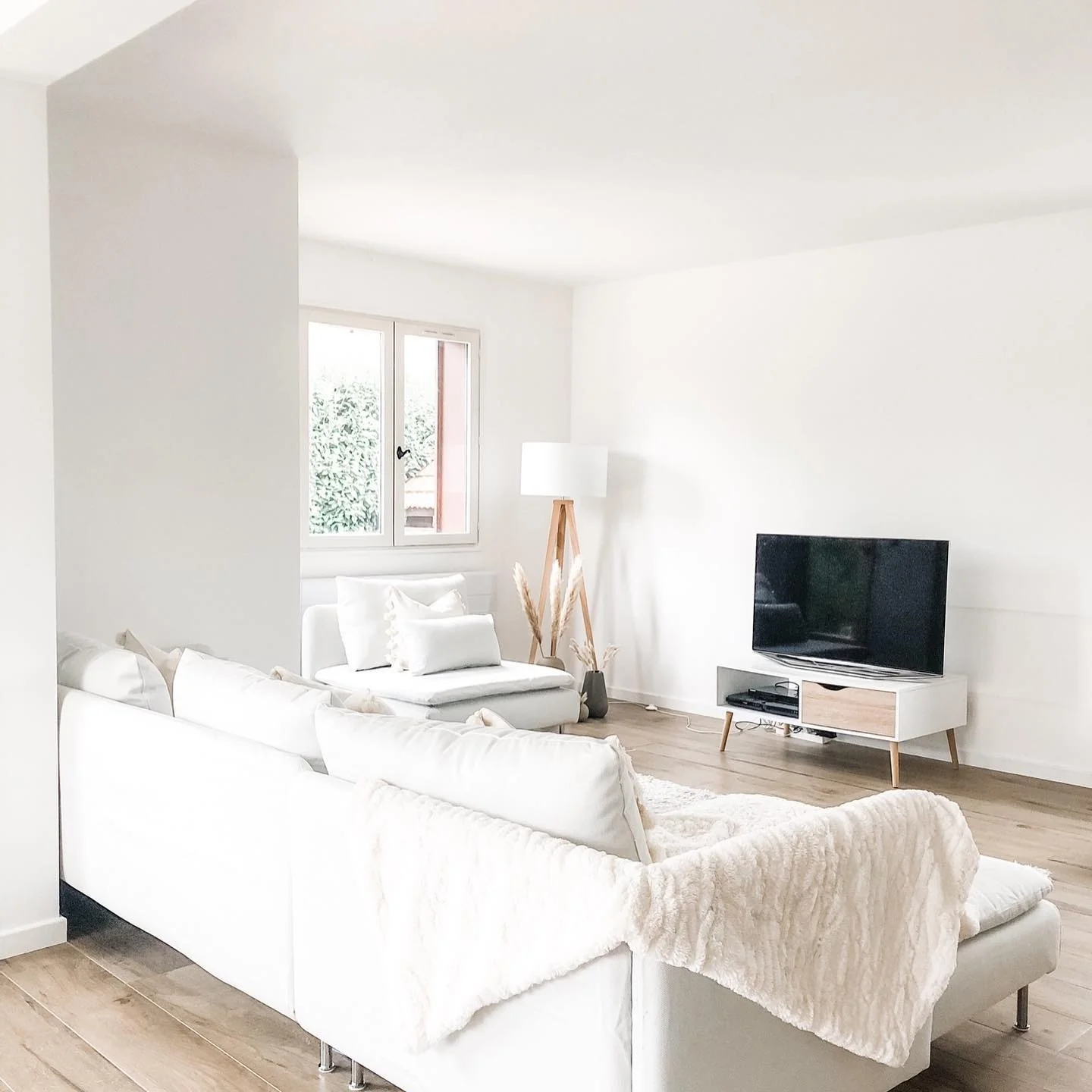 21. Bright Minimalism with Nordic Warmth (White Living Room Ideas)