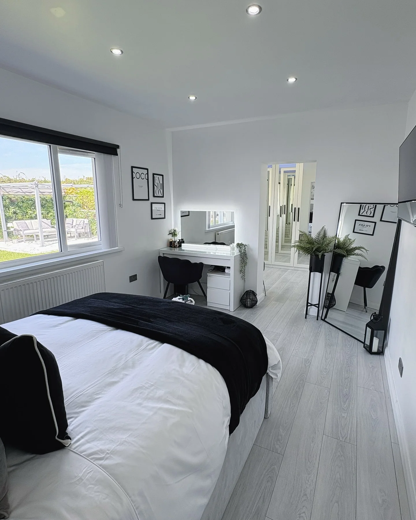 10. Black and White Simplicity with Modern Touches (Spare Bedroom Ideas)